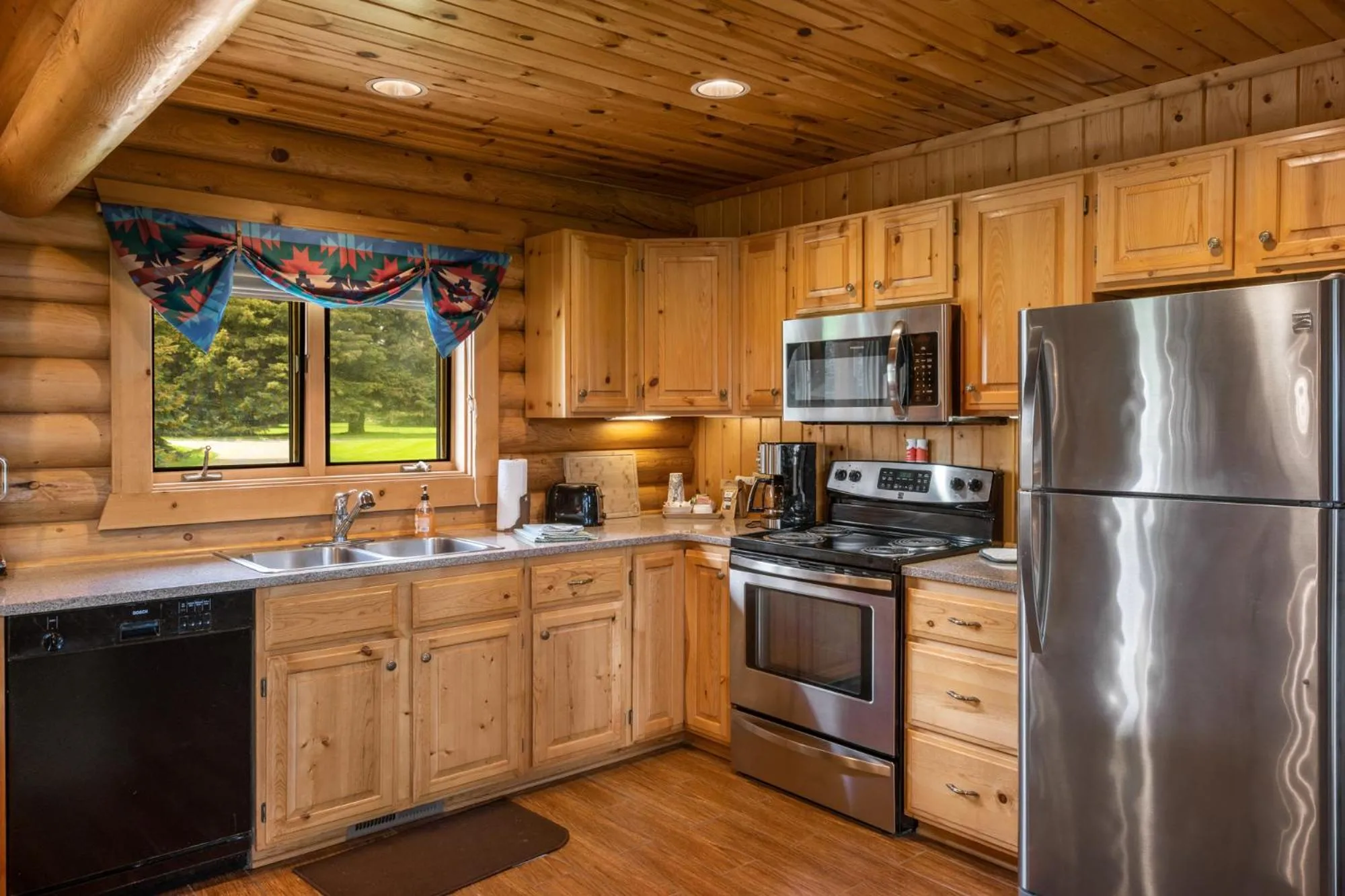 Kitchen or kitchenette in El Western Cabins & Lodges