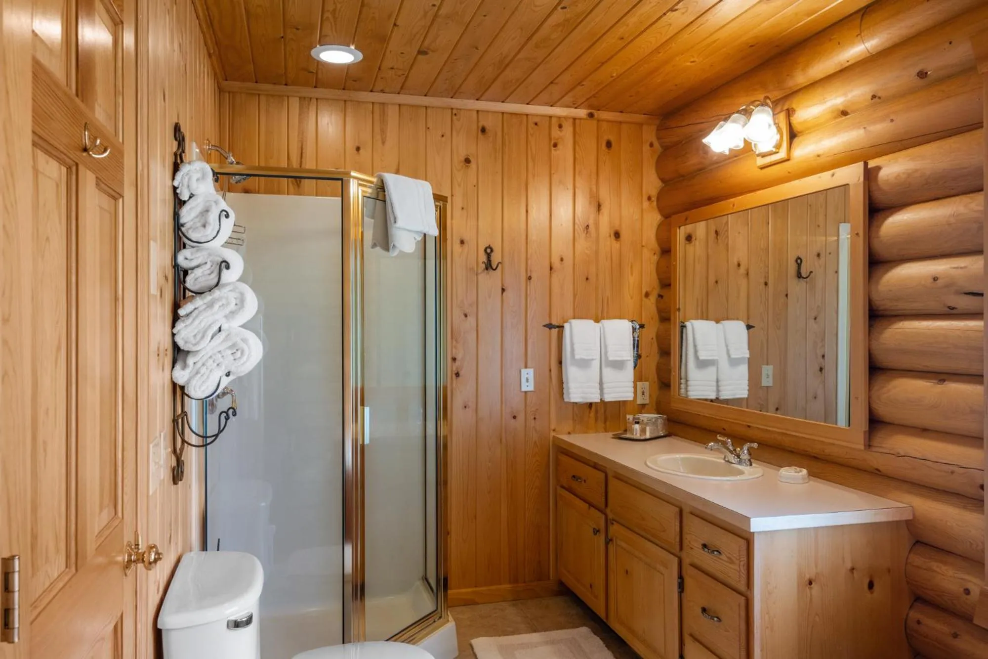 Shower in El Western Cabins & Lodges