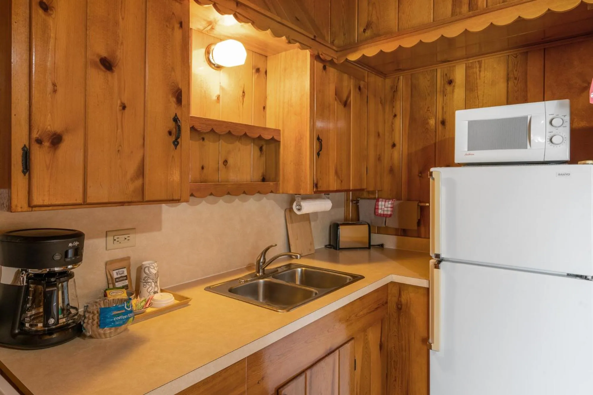 Coffee/tea facilities in El Western Cabins & Lodges