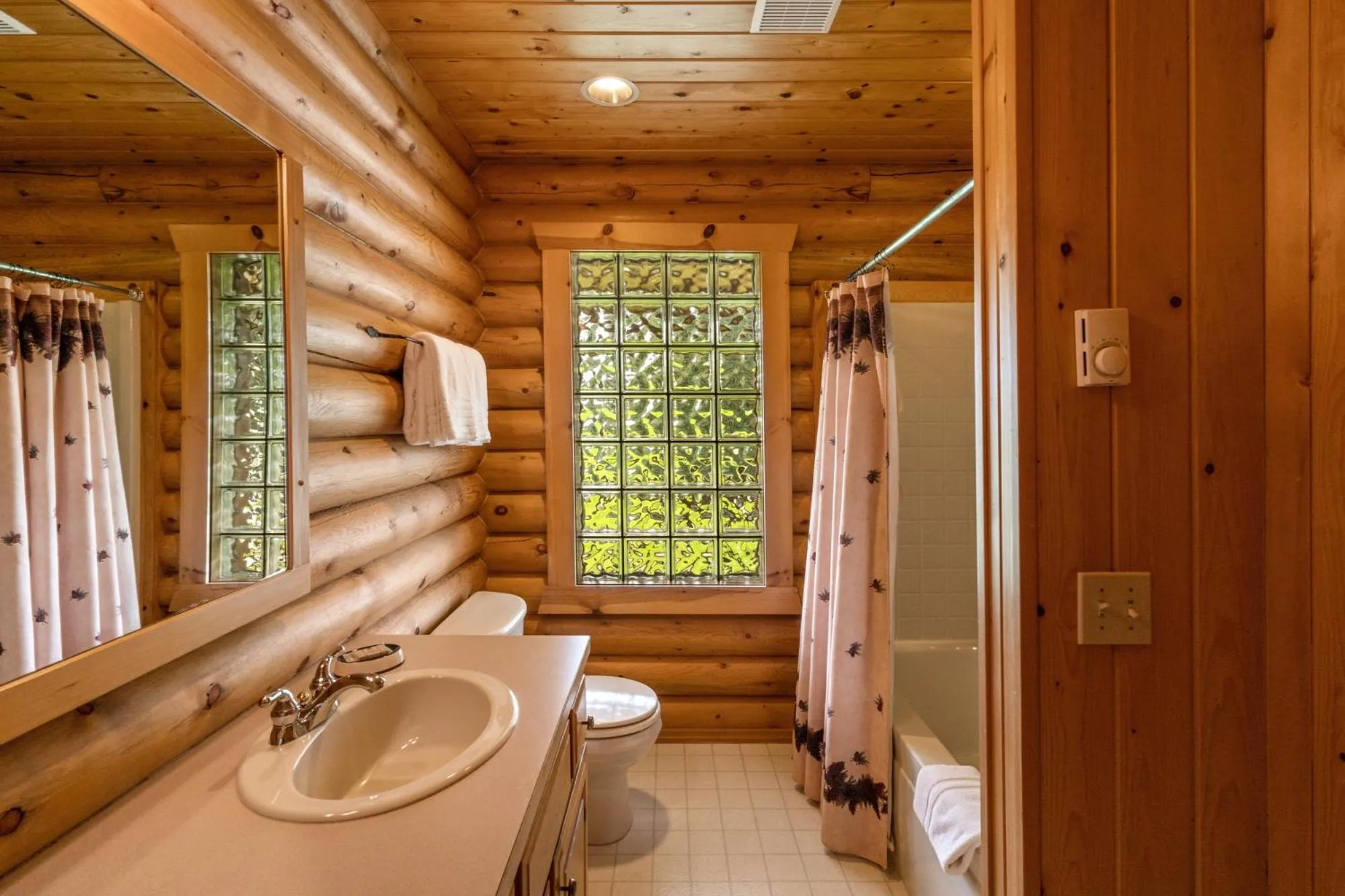 Shower in El Western Cabins & Lodges