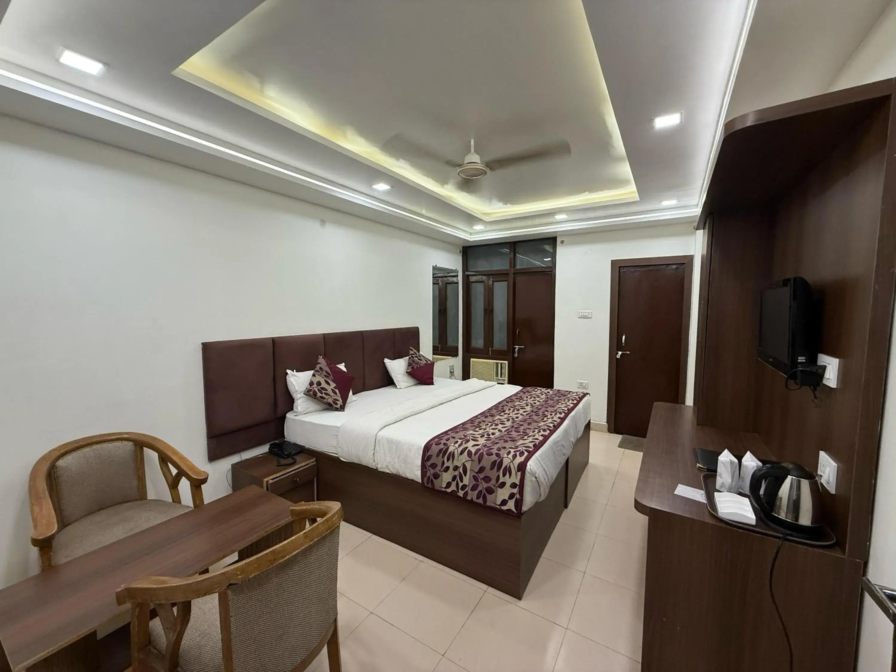 Deluxe Double Room (2 Adults + 1 Child) - single occupancy in Hotel Valentines Deluxe Double Room (2 Adults + 1 Child) - single occupancy in Hotel Valentines