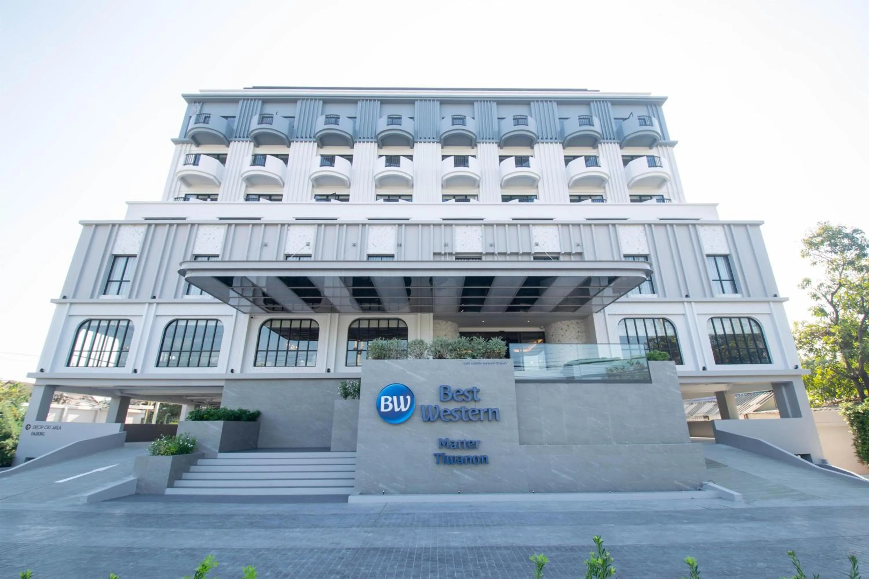 Property building in Best Western Matter Tiwanon Hotel