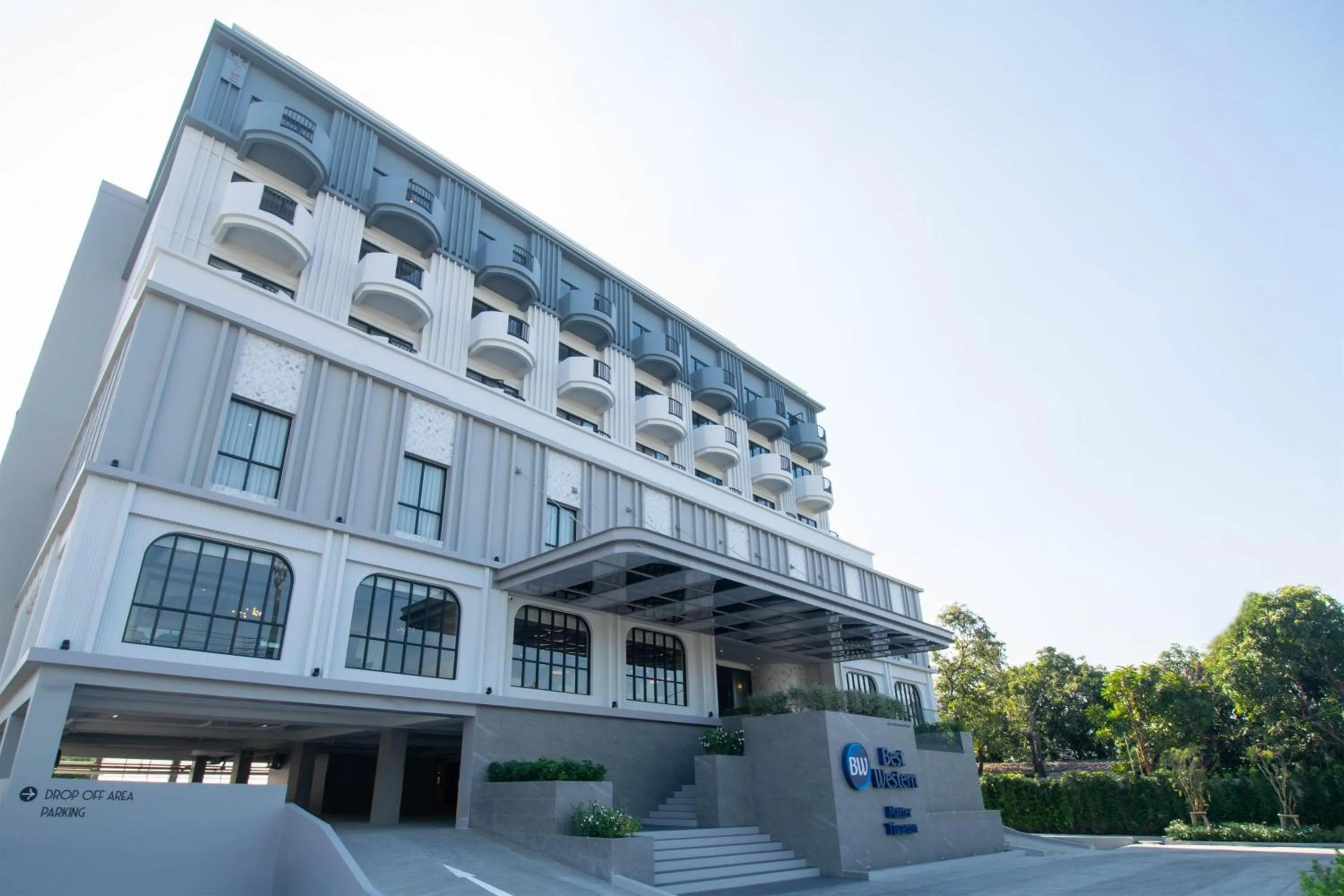 Property building in Best Western Matter Tiwanon Hotel