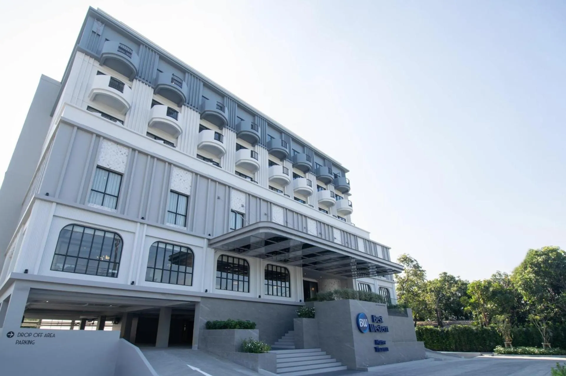 Property building in Best Western Matter Tiwanon Hotel