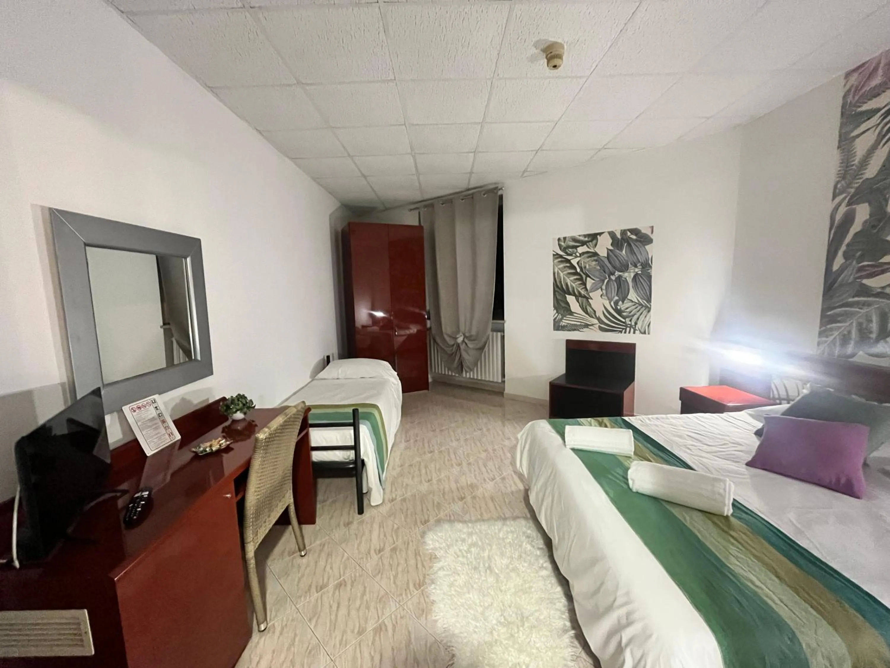 Quiet street view, Bed in Hotel Elite