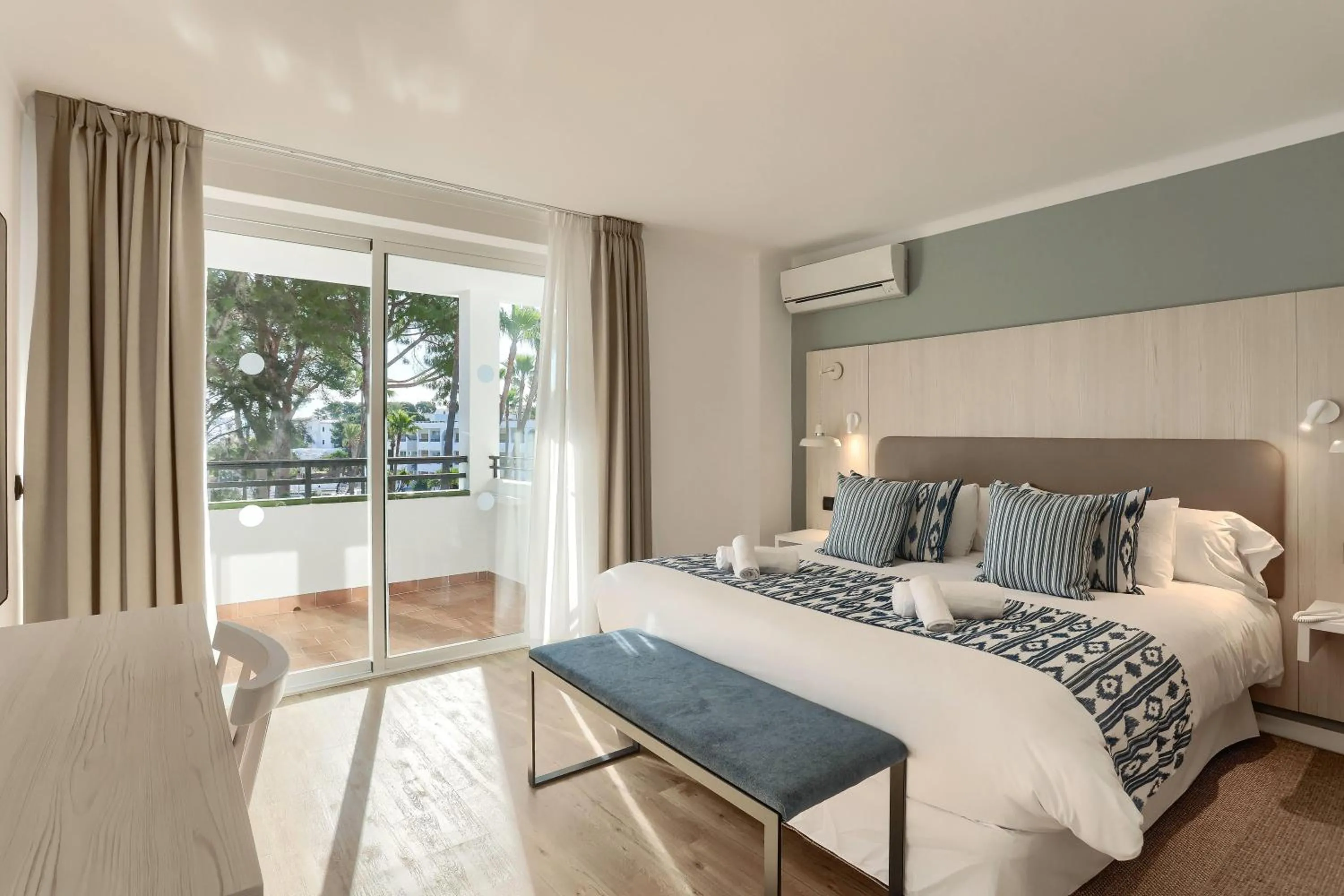 Photo of the whole room, Bed in Wyndham Mallorca Portocolom Resort