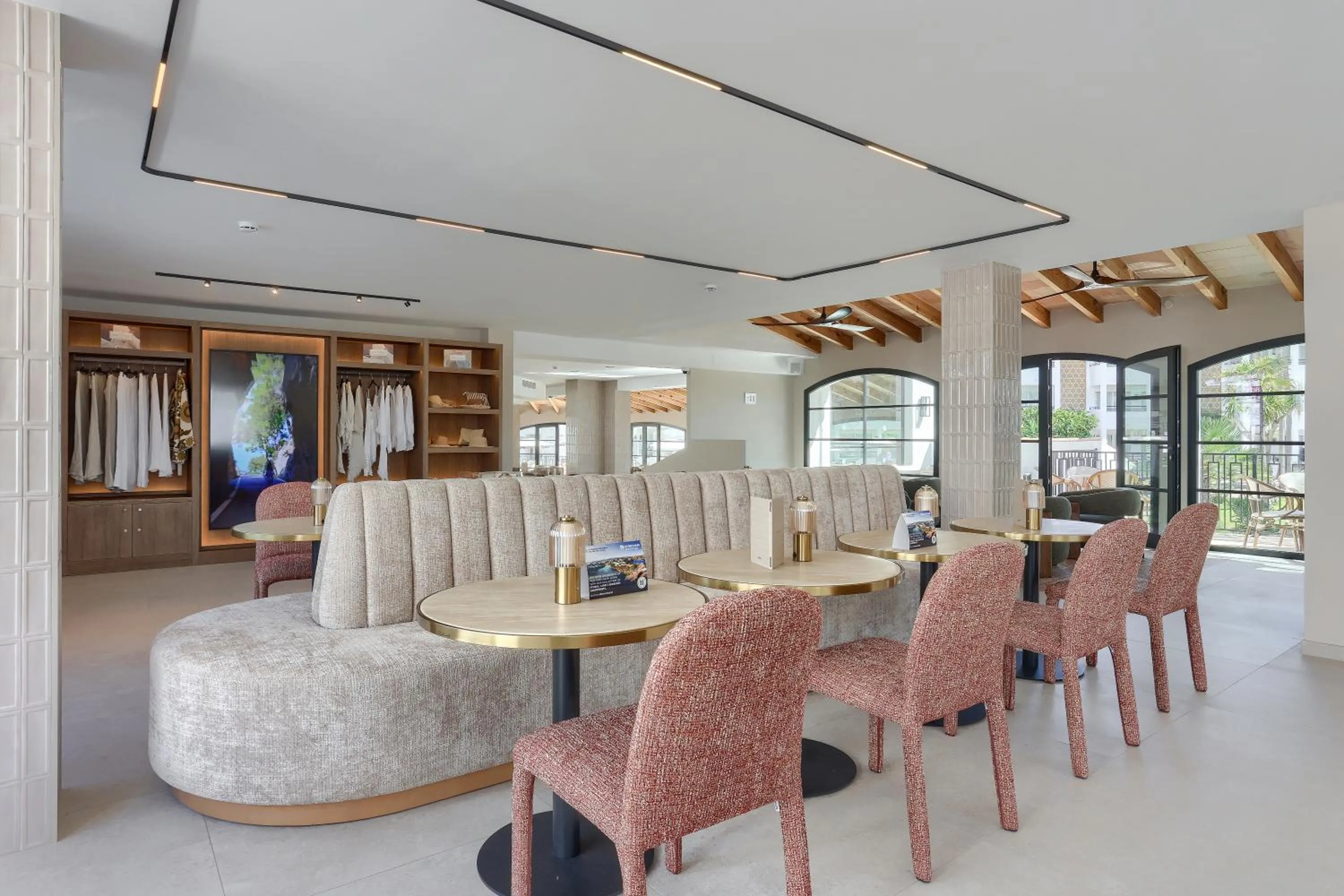 Lobby or reception in Wyndham Mallorca Portocolom Resort