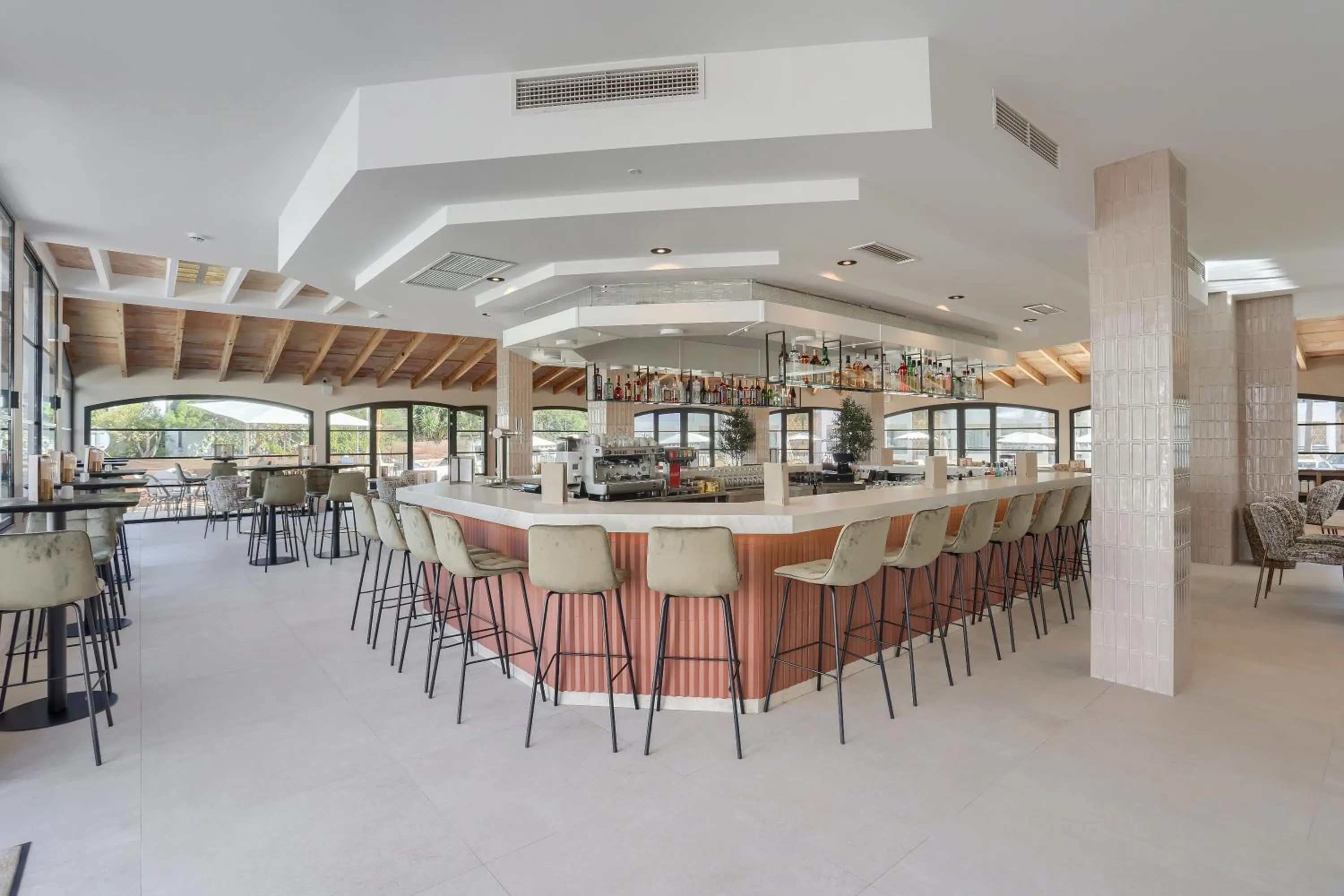 Lounge or bar in Wyndham Mallorca Portocolom Resort