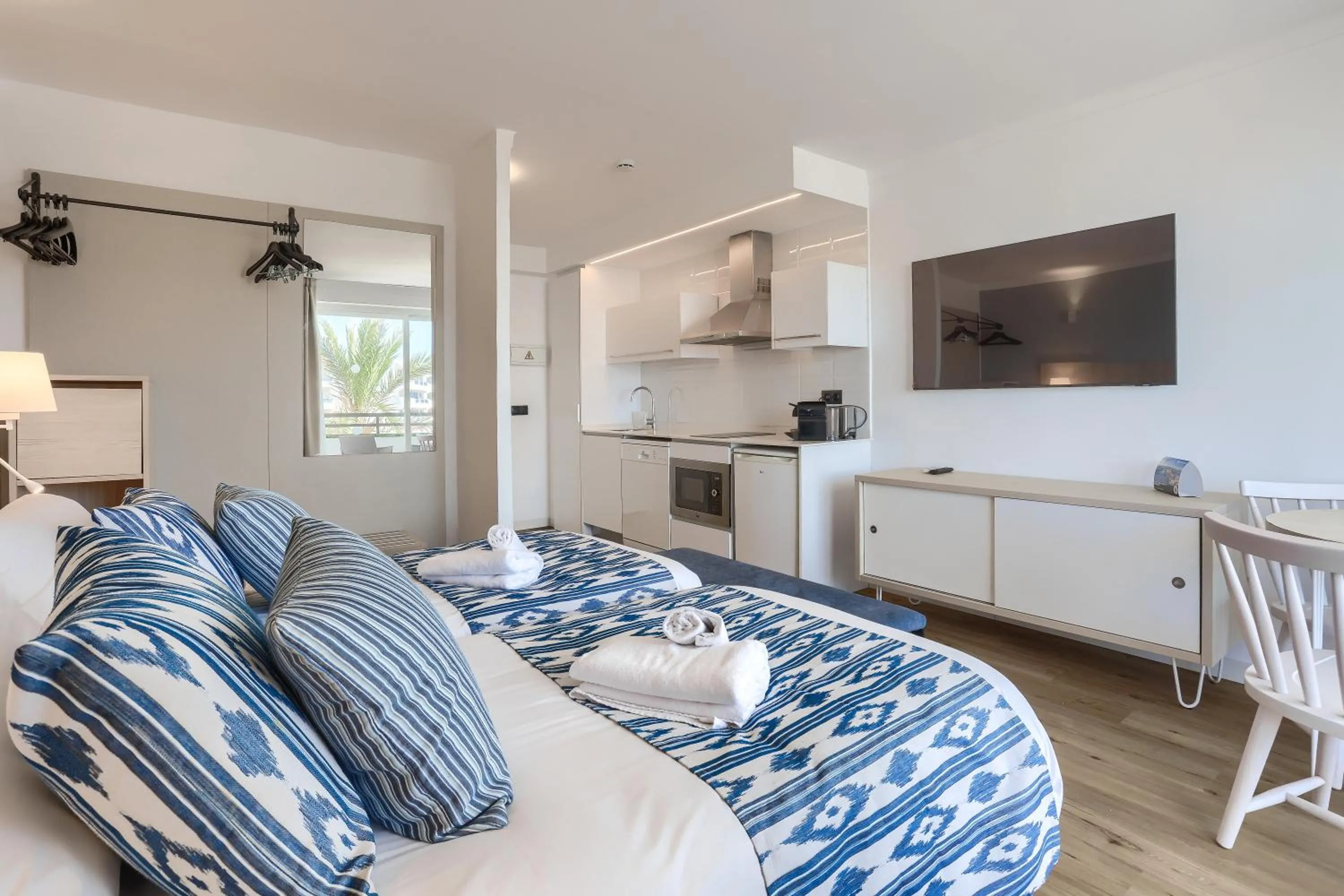 Seating area, Bed in Wyndham Mallorca Portocolom Resort