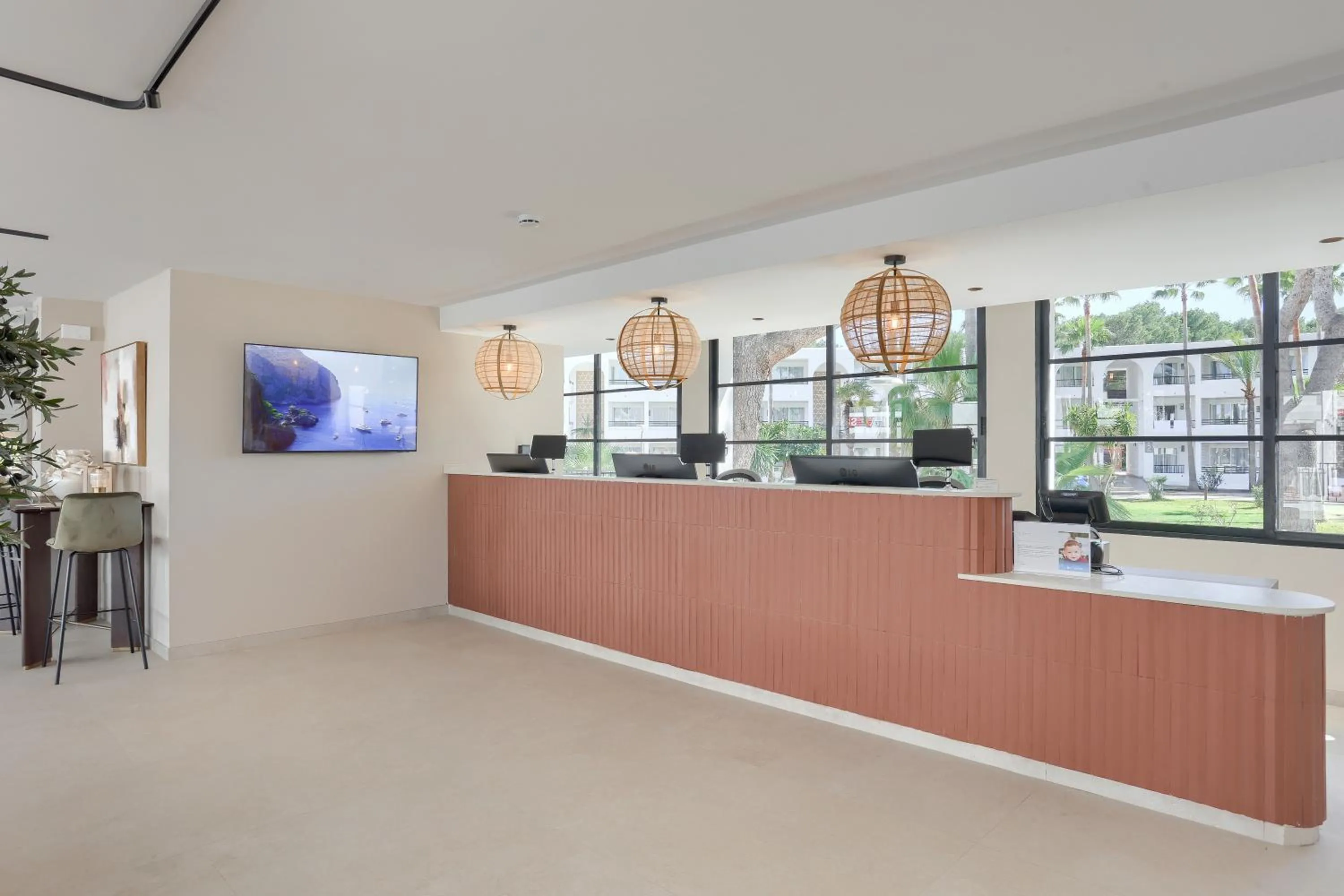 Lobby or reception in Wyndham Mallorca Portocolom Resort
