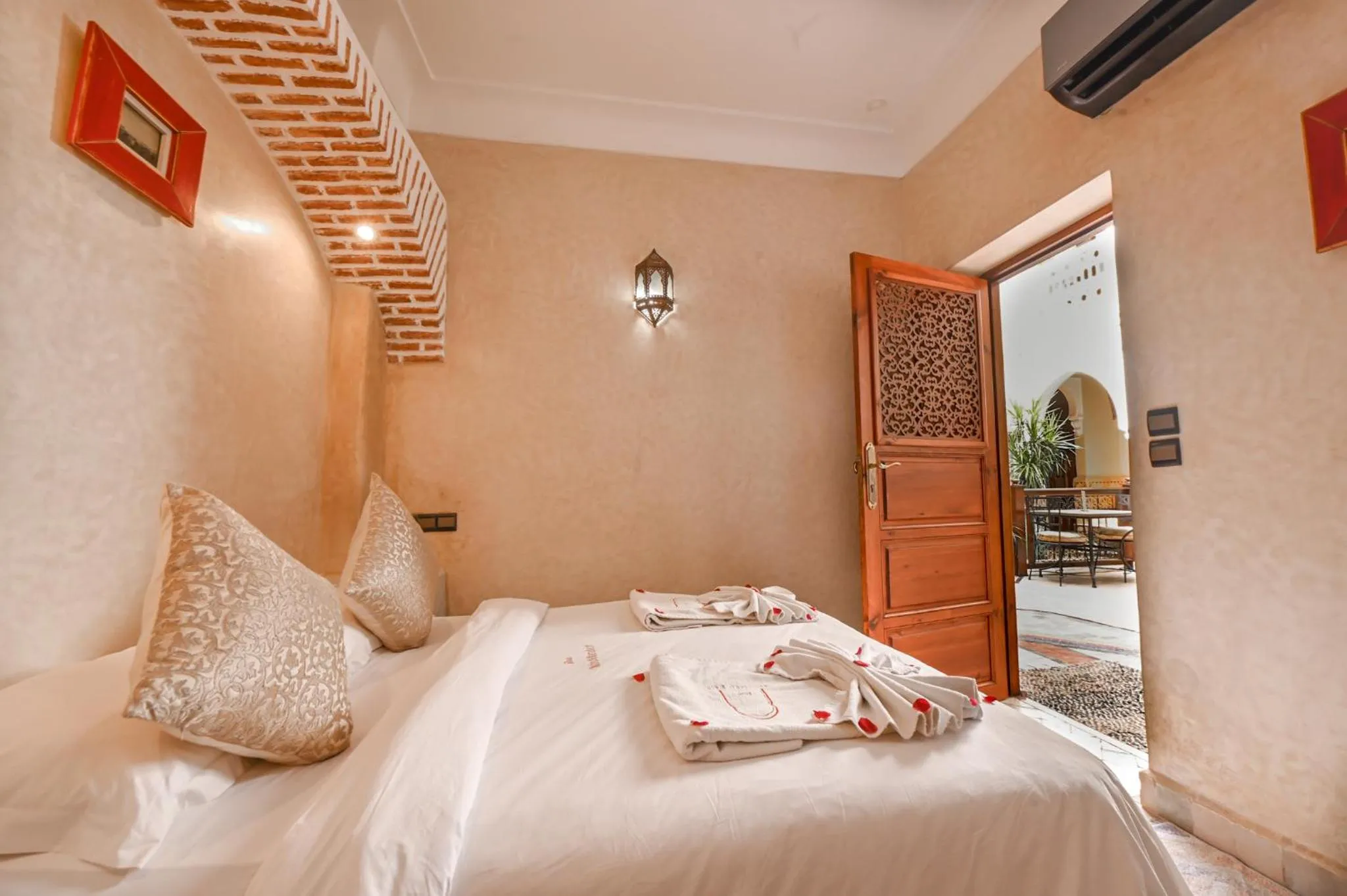 Photo of the whole room, Bed in Riad Matins De Marrakech