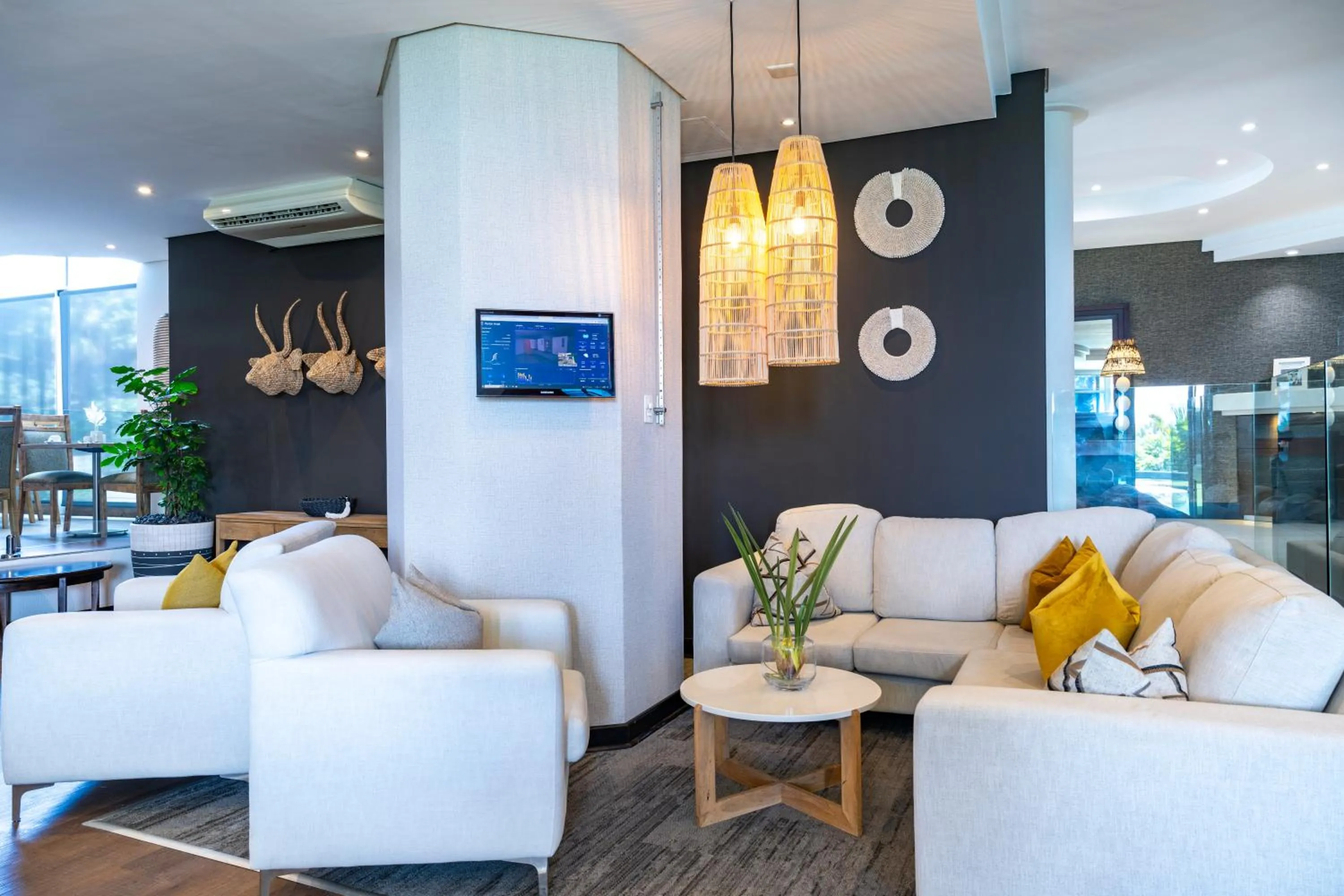 Communal lounge/ TV room in Paxton Hotel