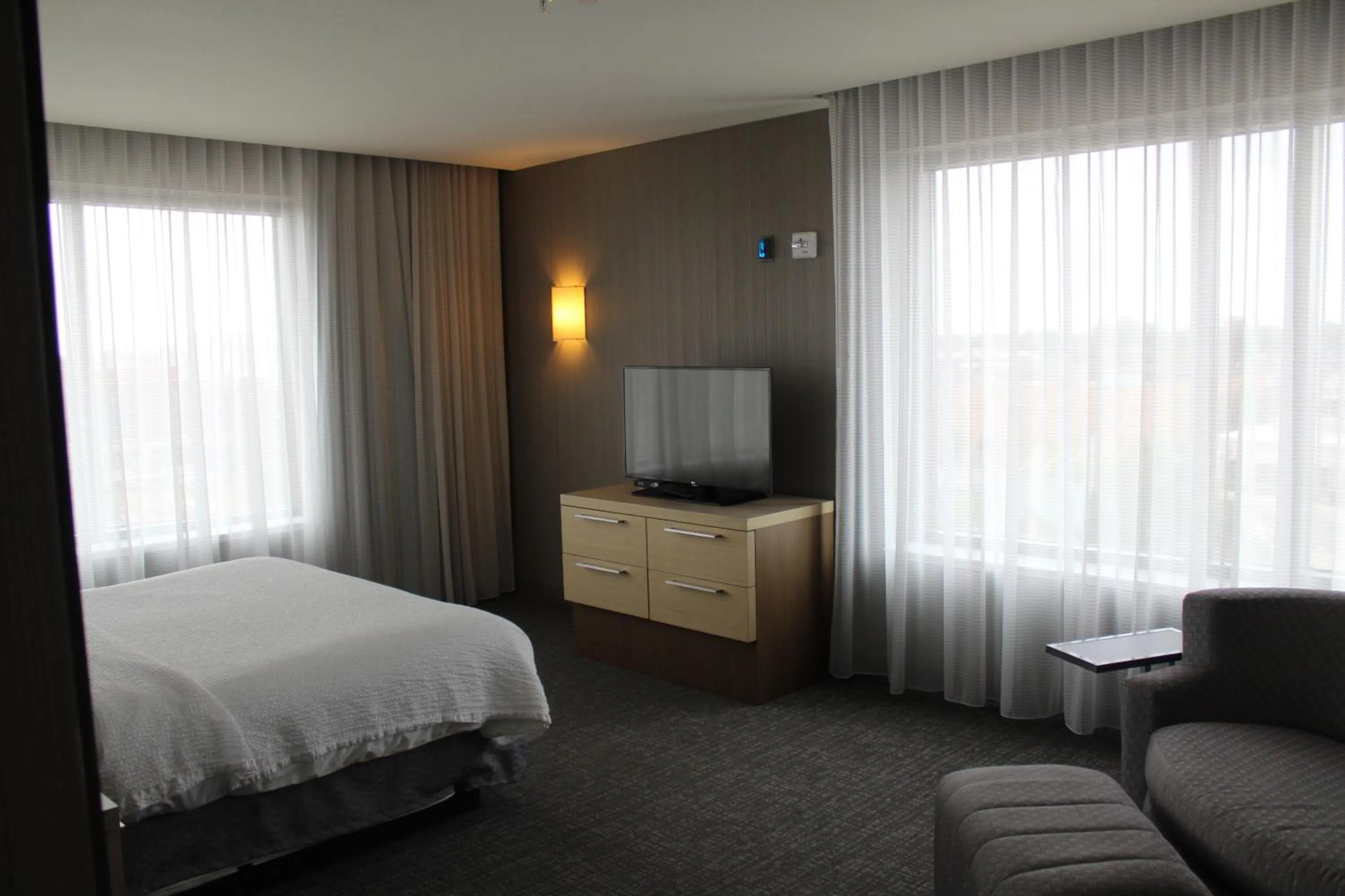 Bedroom, Bed in Courtyard by Marriott Muncie at Horizon Convention Center