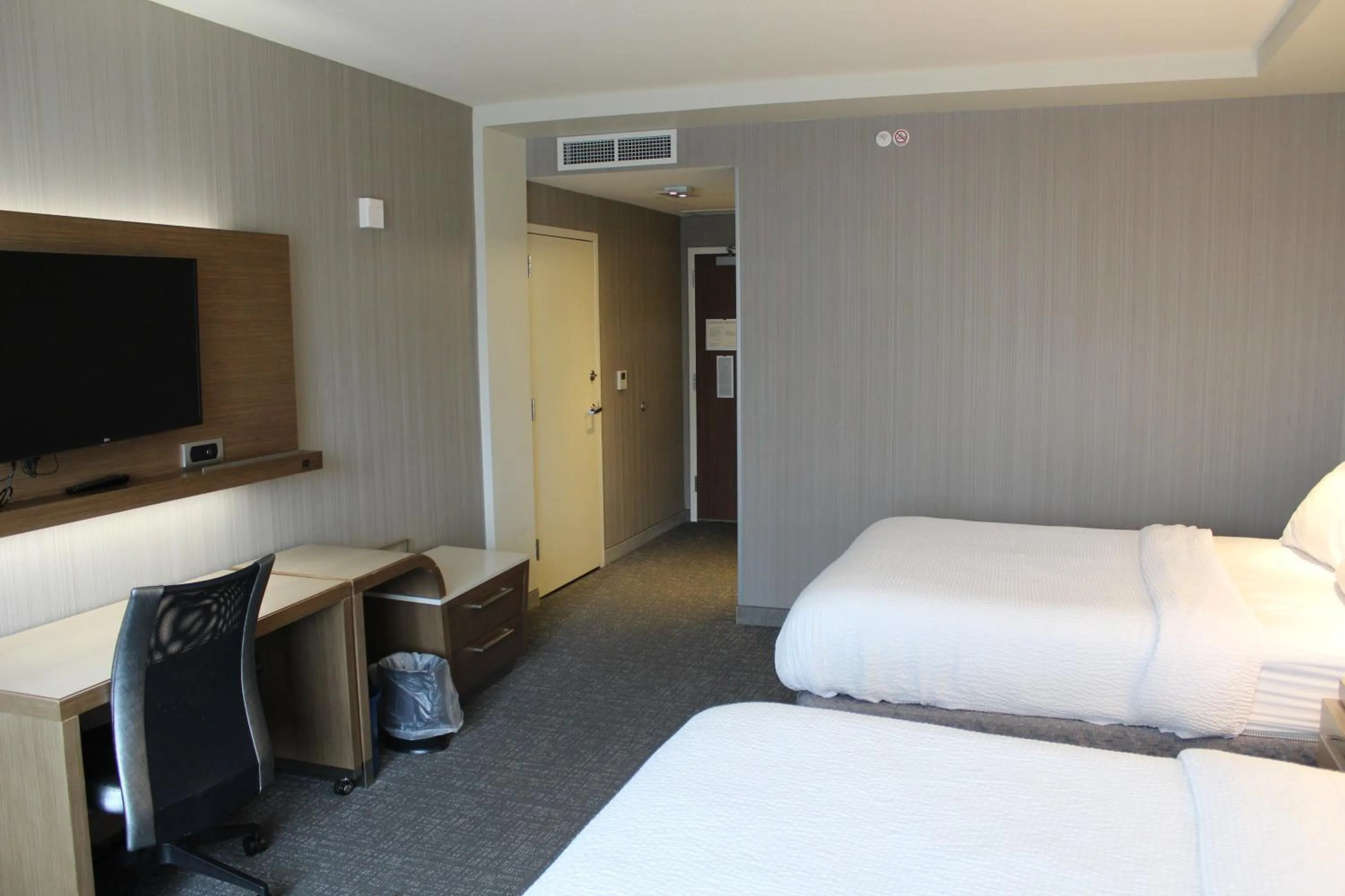 Bedroom, Bed in Courtyard by Marriott Muncie at Horizon Convention Center