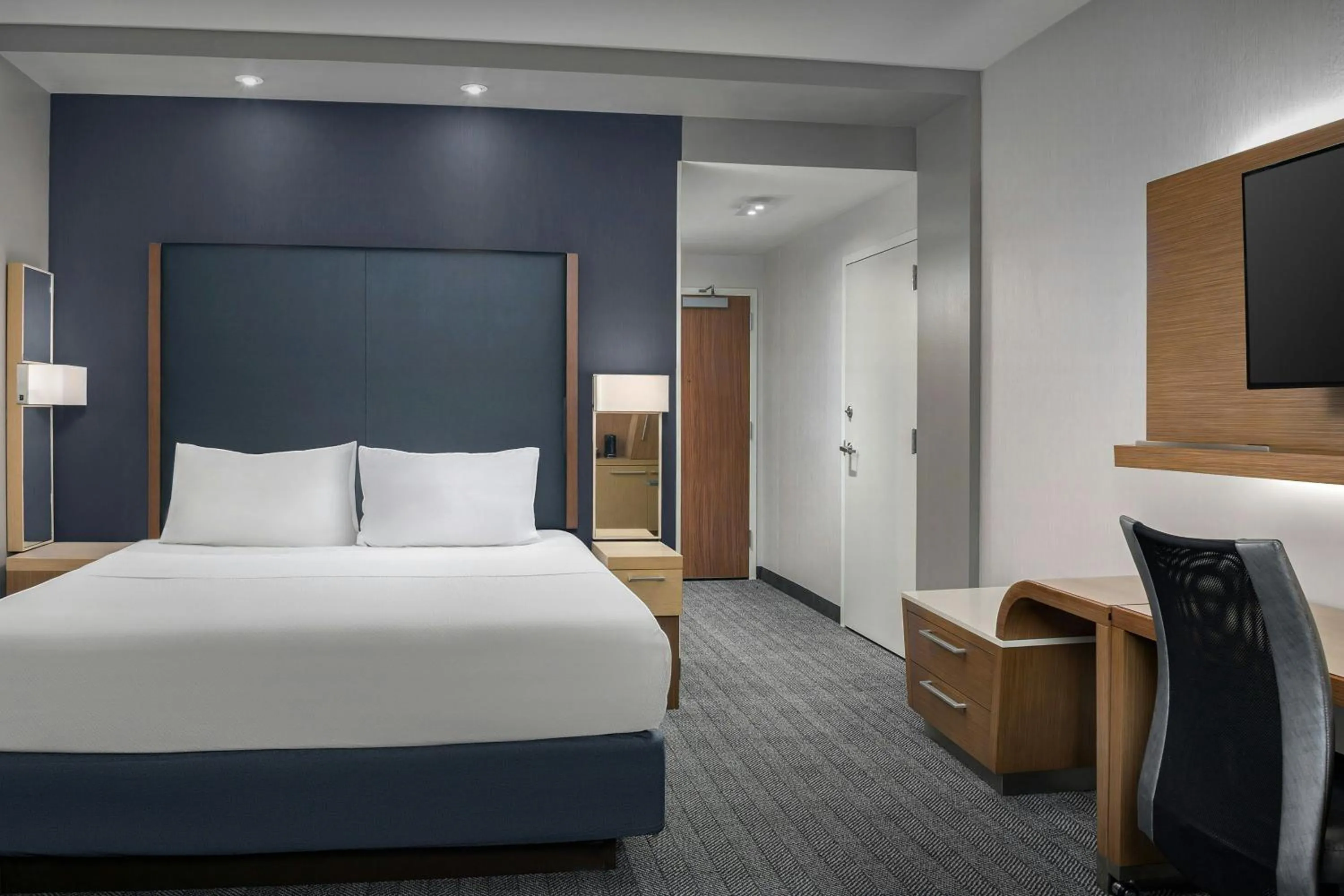 Photo of the whole room, Bed in Courtyard by Marriott Muncie at Horizon Convention Center