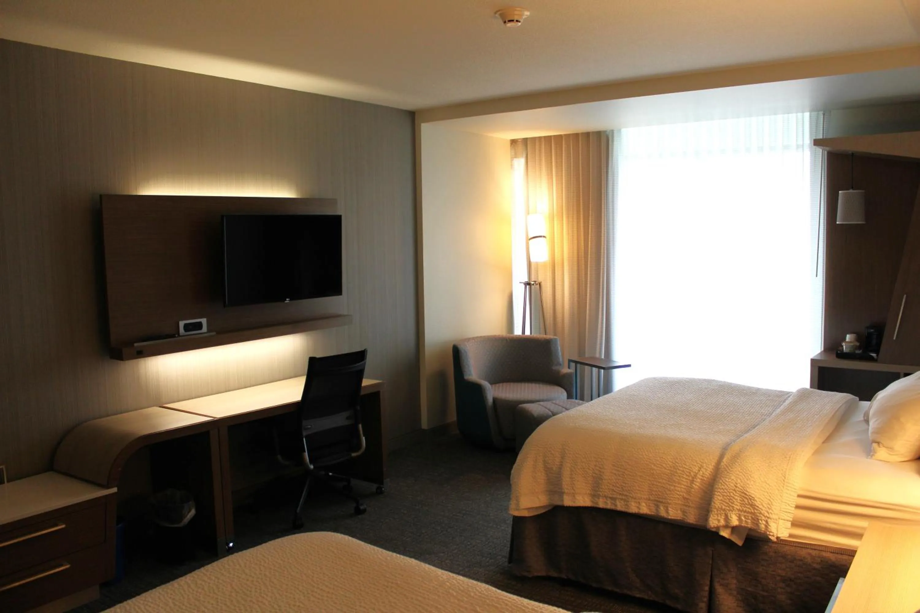 Bedroom, Bed in Courtyard by Marriott Muncie at Horizon Convention Center