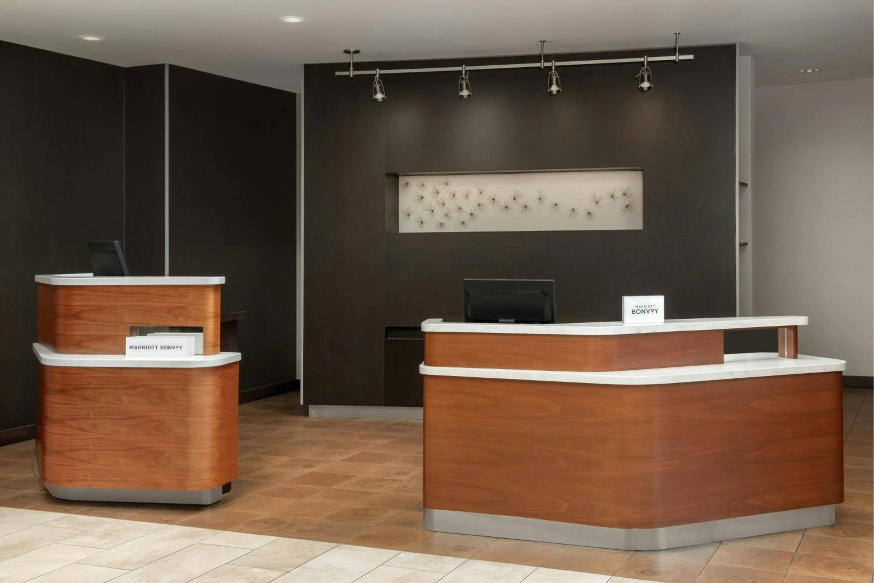 Lobby or reception in Courtyard by Marriott Muncie at Horizon Convention Center