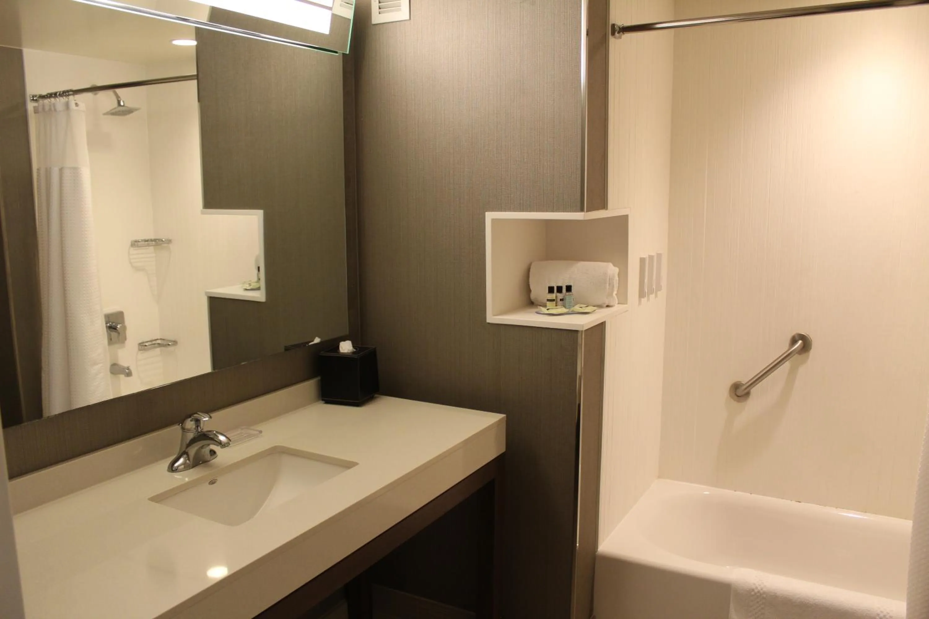 Bedroom in Courtyard by Marriott Muncie at Horizon Convention Center