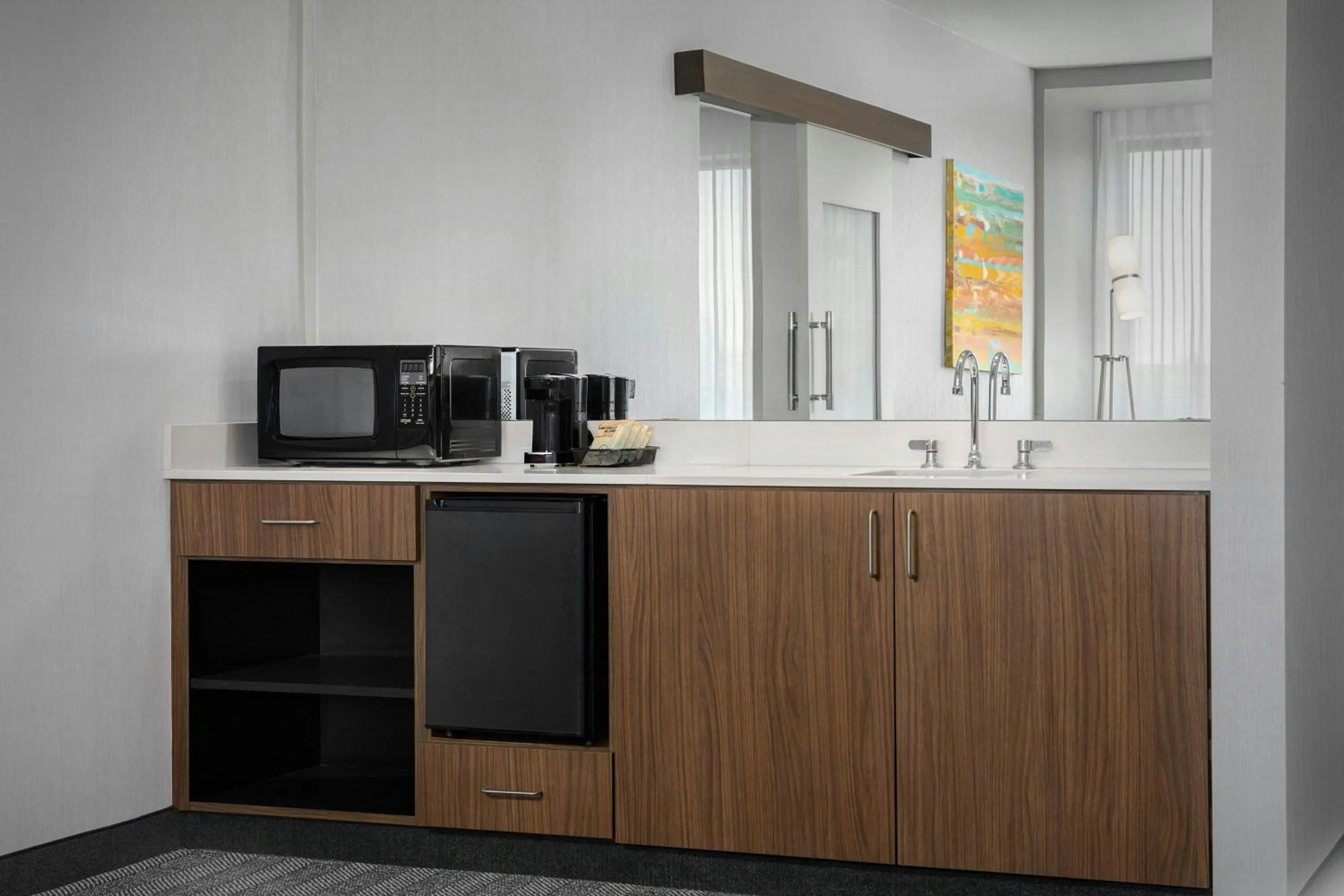 Lounge or bar in Courtyard by Marriott Muncie at Horizon Convention Center