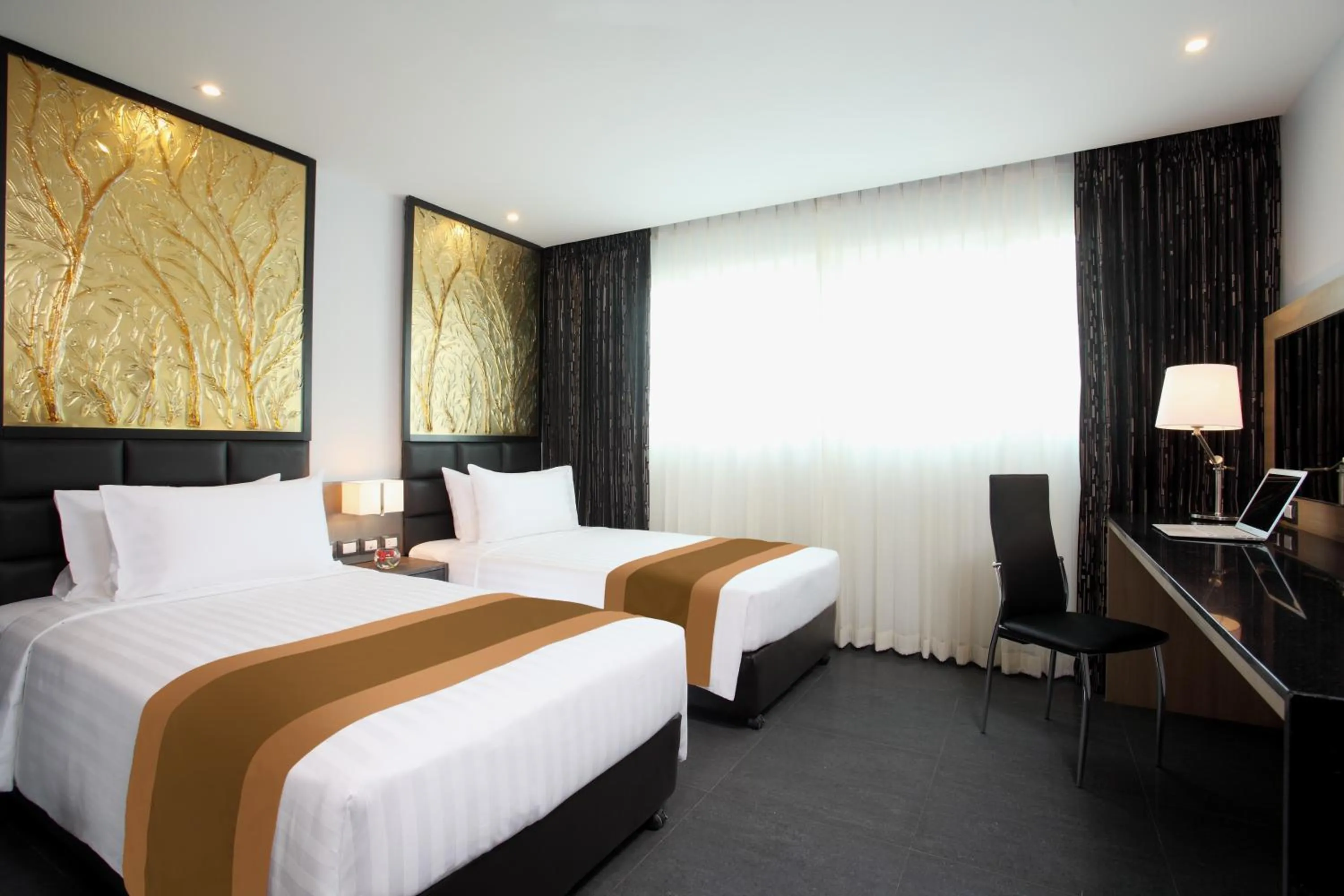 Property building, Bed in Nova Express Pattaya Hotel