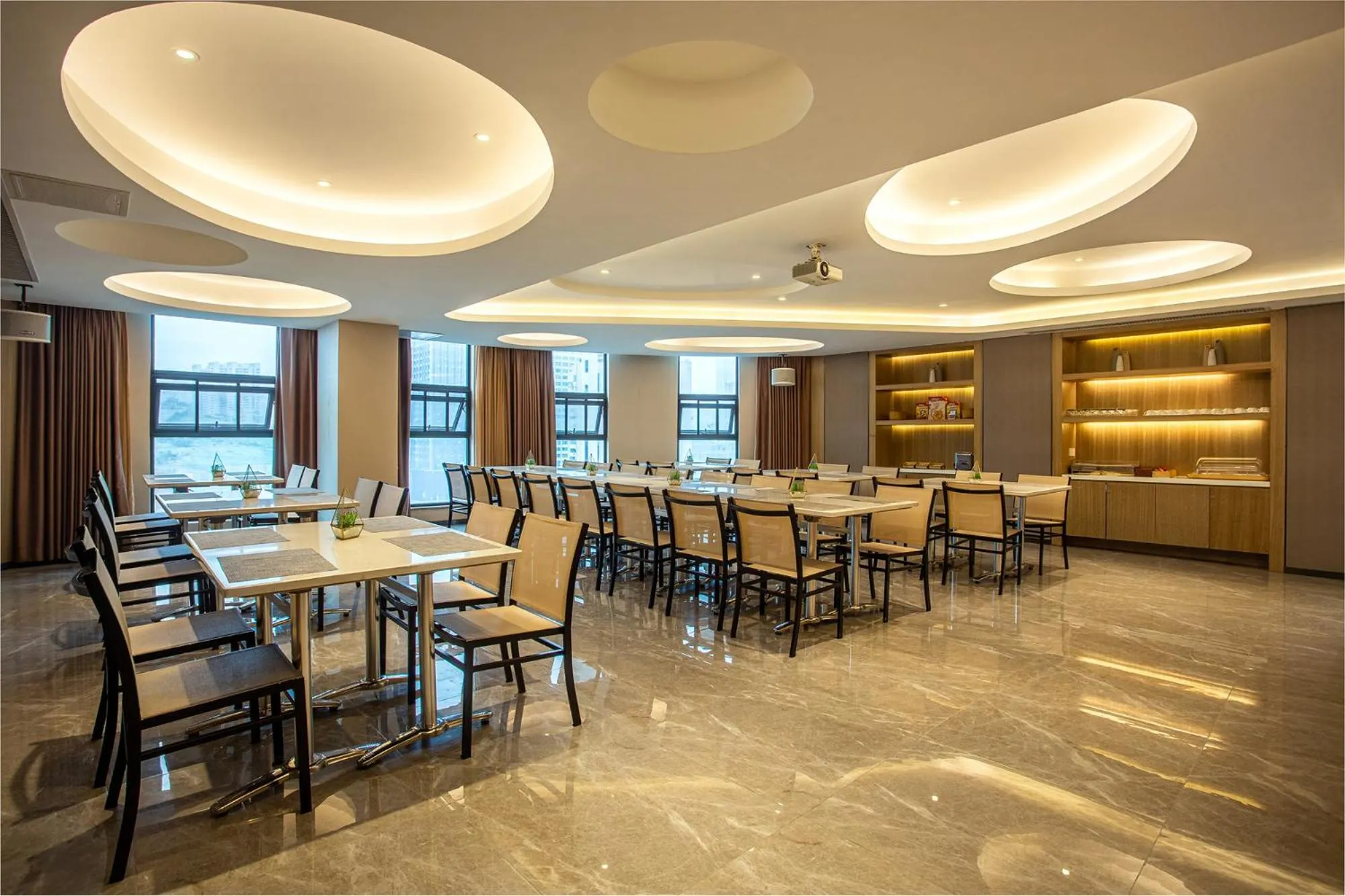 Restaurant/places to eat in Home Inn Guiyang Railway Station