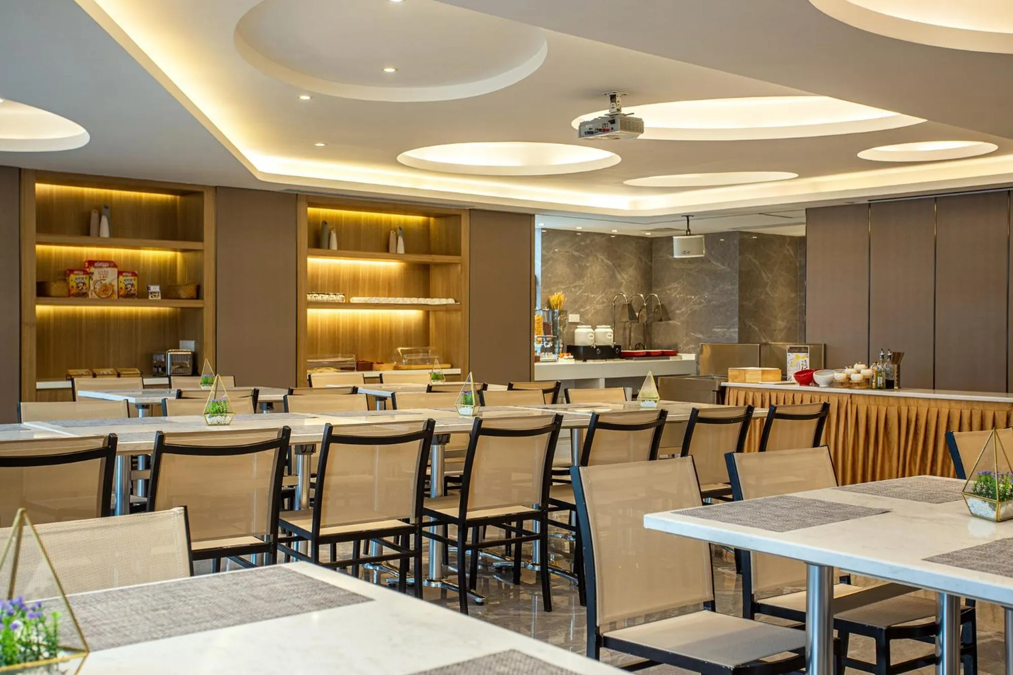 Restaurant/places to eat in Home Inn Guiyang Railway Station