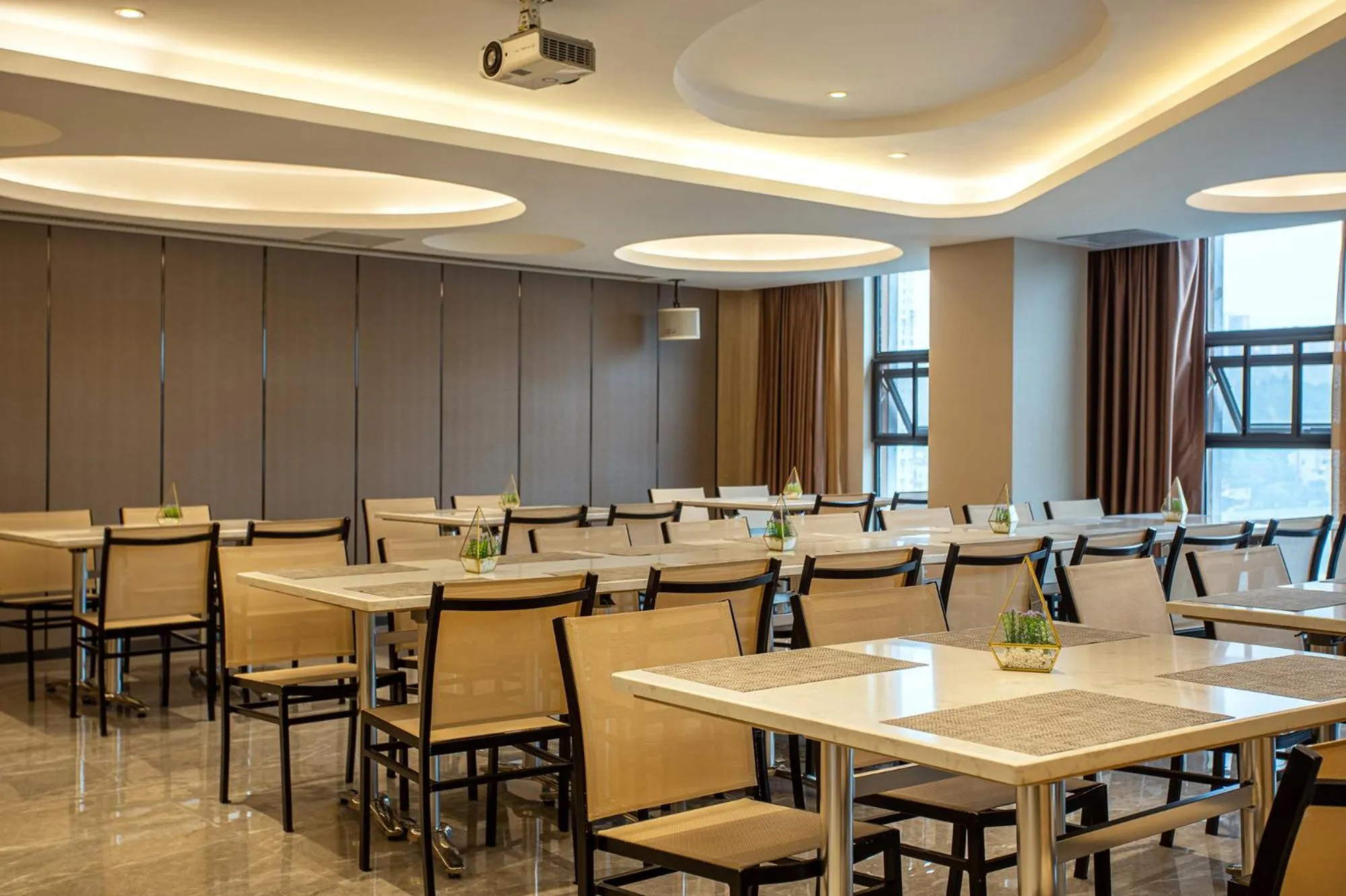 Restaurant/places to eat in Home Inn Guiyang Railway Station