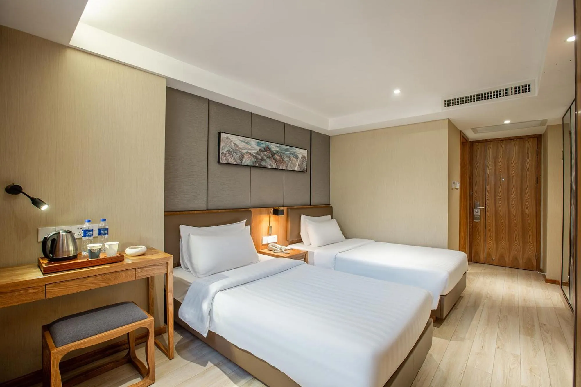 Bed in Home Inn Guiyang Railway Station