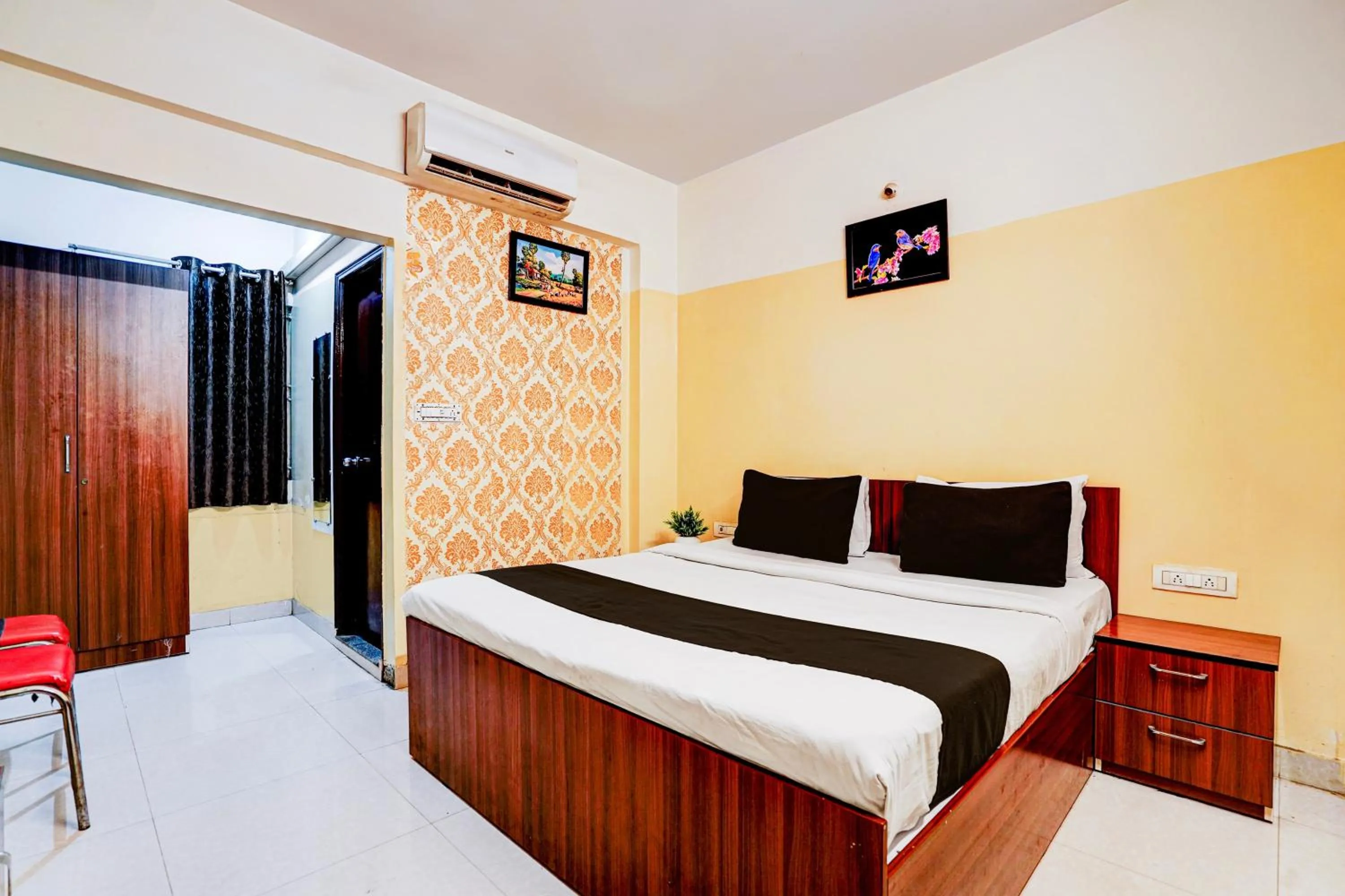 Bedroom, Bed in Hotel O Nesara Inn