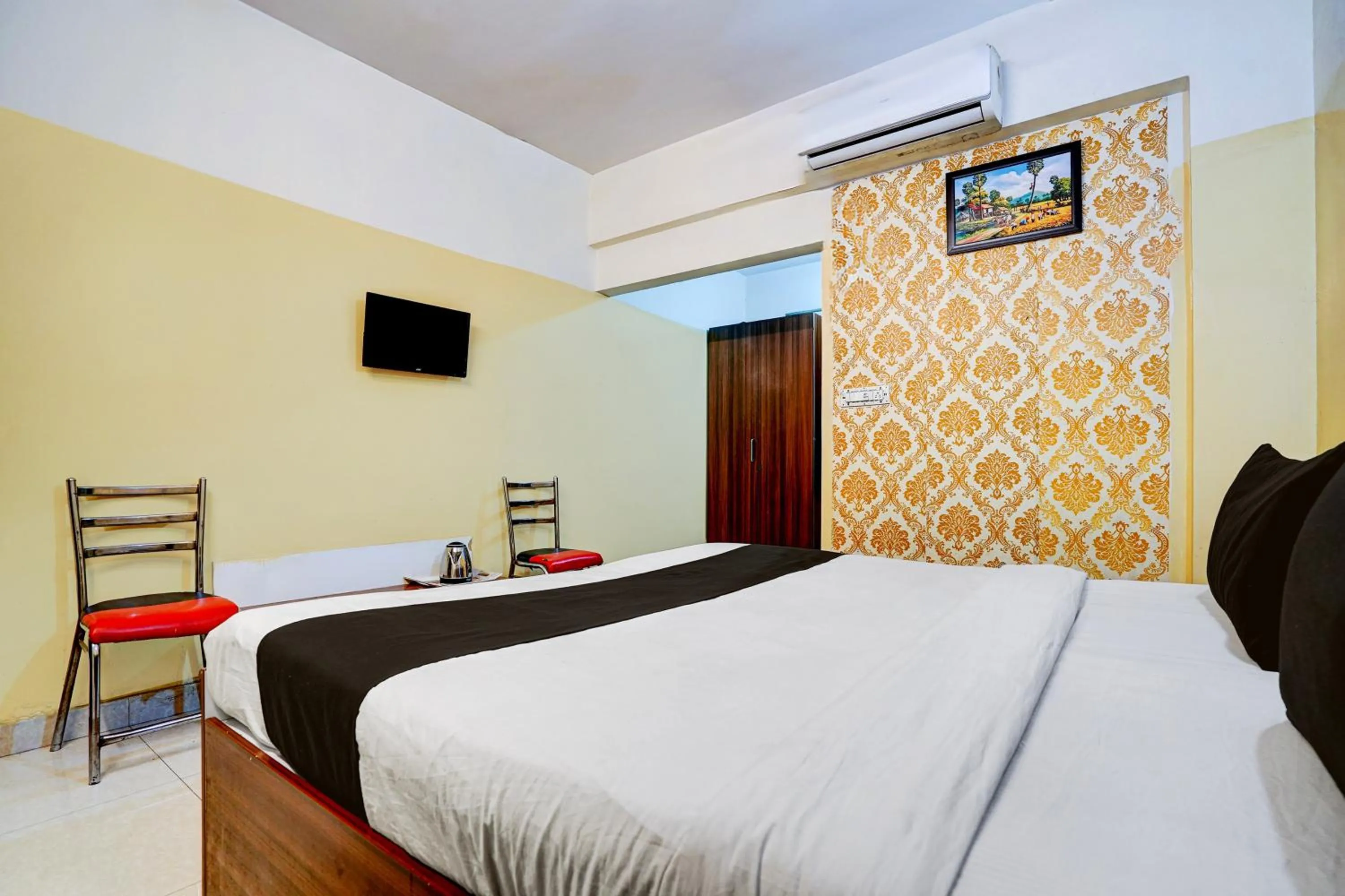 Bedroom, Bed in Hotel O Nesara Inn