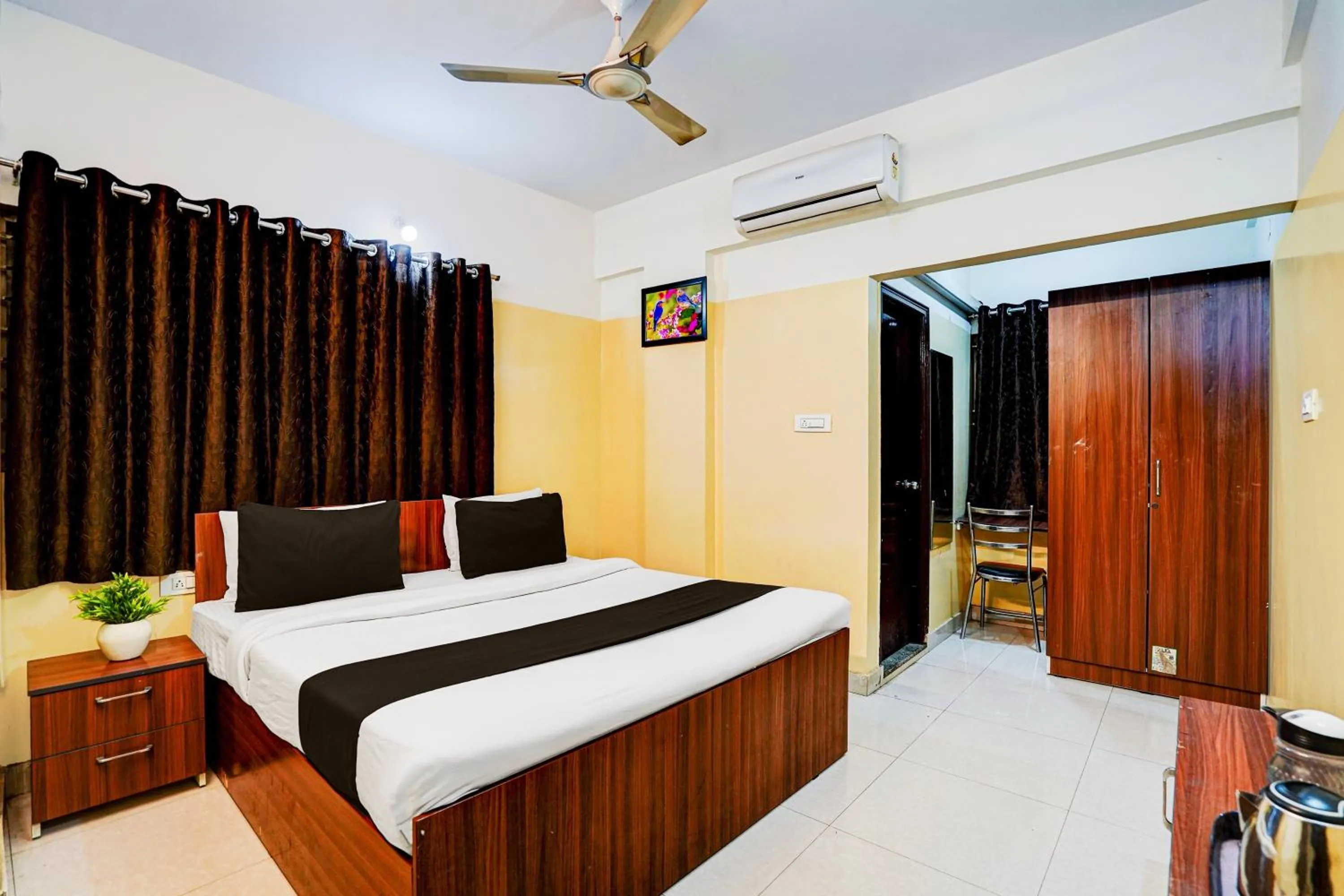 Bedroom, Bed in Hotel O Nesara Inn