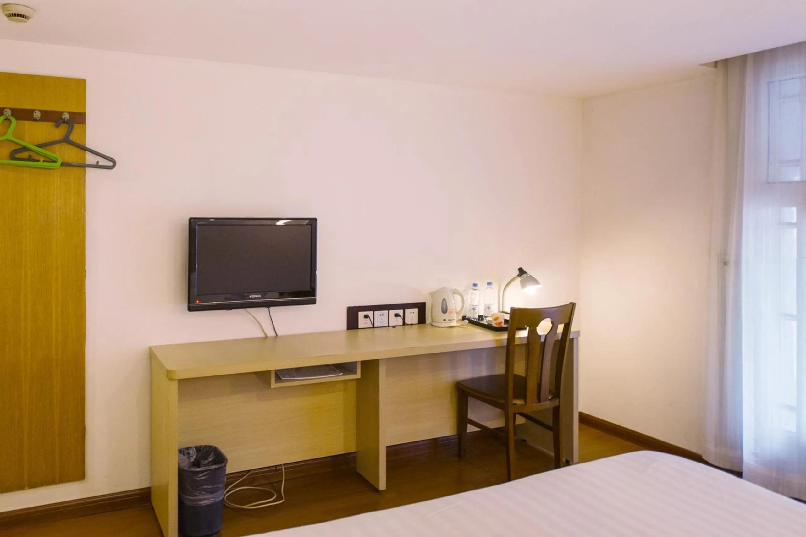 Day, Bed in Motel Shanghai Pudong Lianyang New International Expo Centre