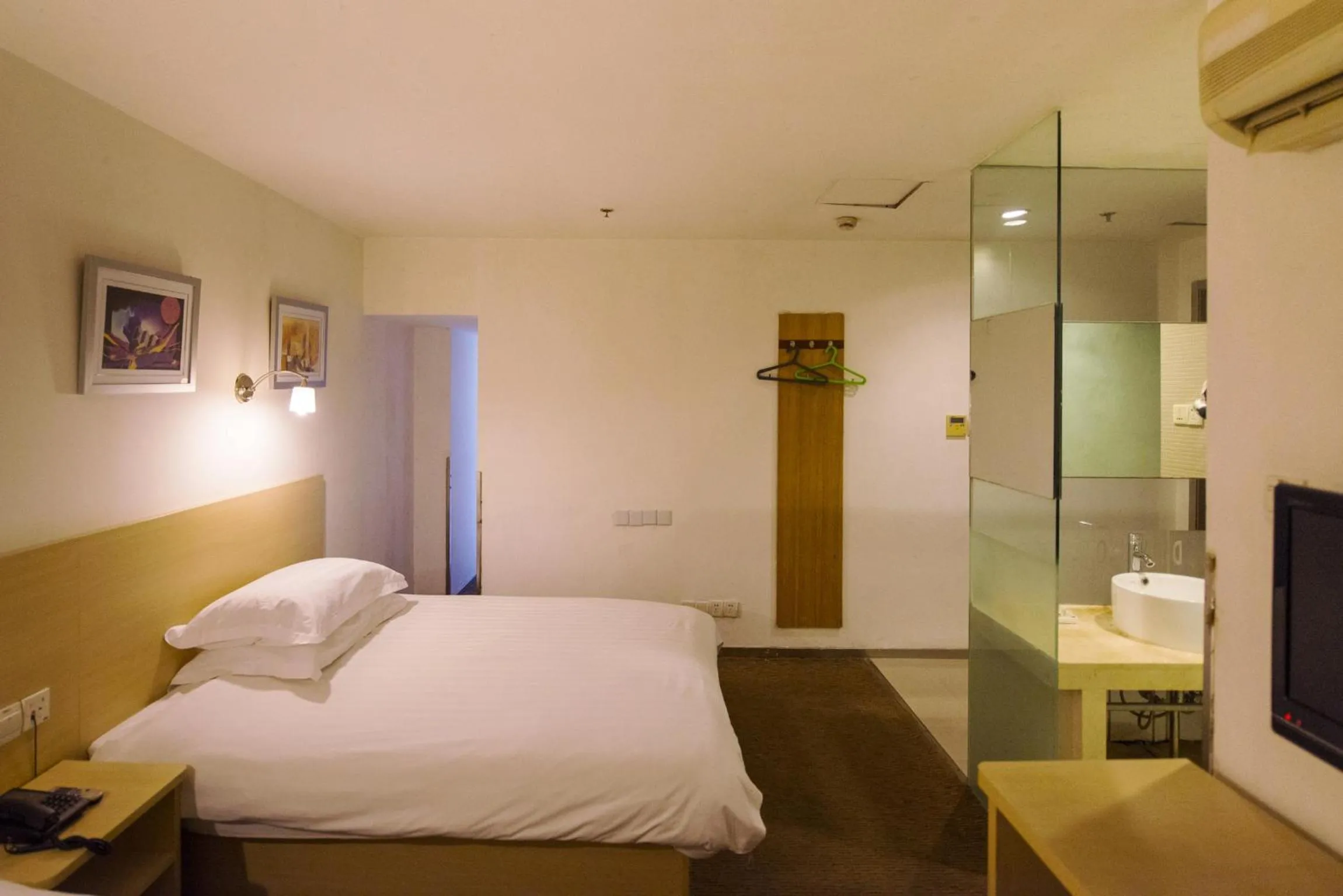 Photo of the whole room, Bed in Motel Shanghai Pudong Lianyang New International Expo Centre