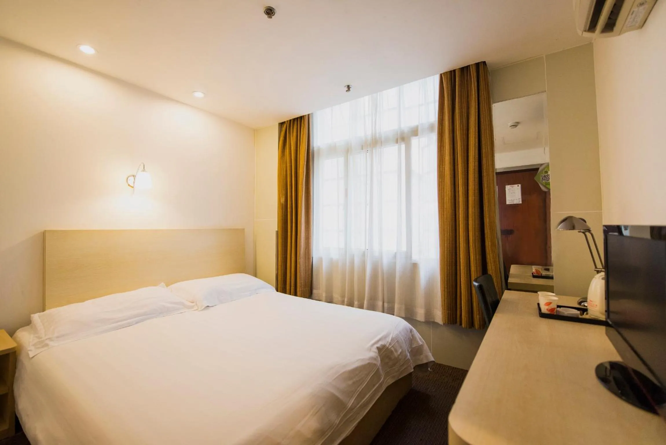 Day, Bed in Motel Shanghai Pudong Lianyang New International Expo Centre