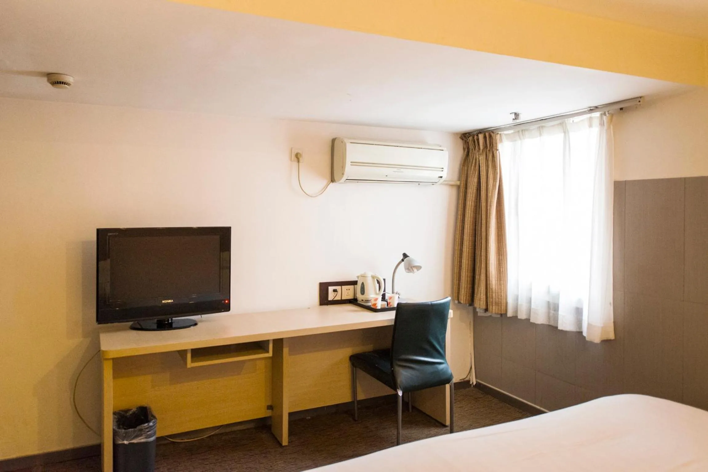Day, Bed in Motel Shanghai Pudong Lianyang New International Expo Centre