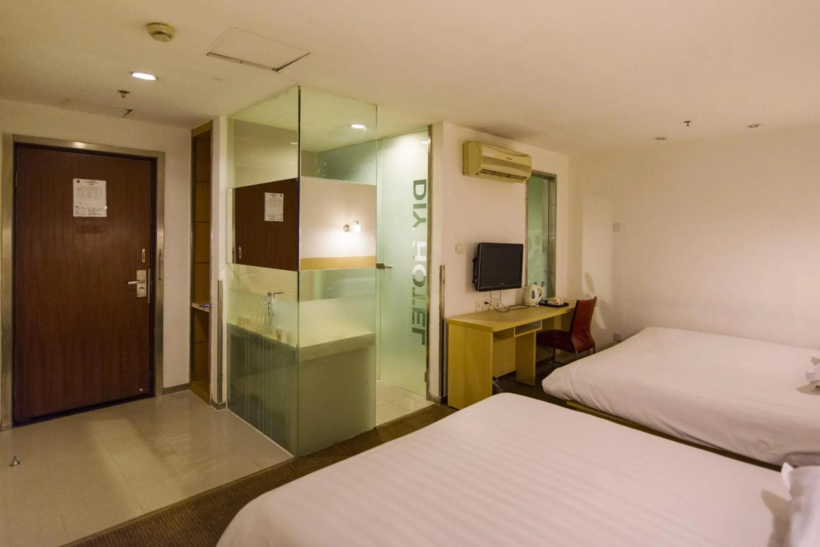 Photo of the whole room, Bed in Motel Shanghai Pudong Lianyang New International Expo Centre