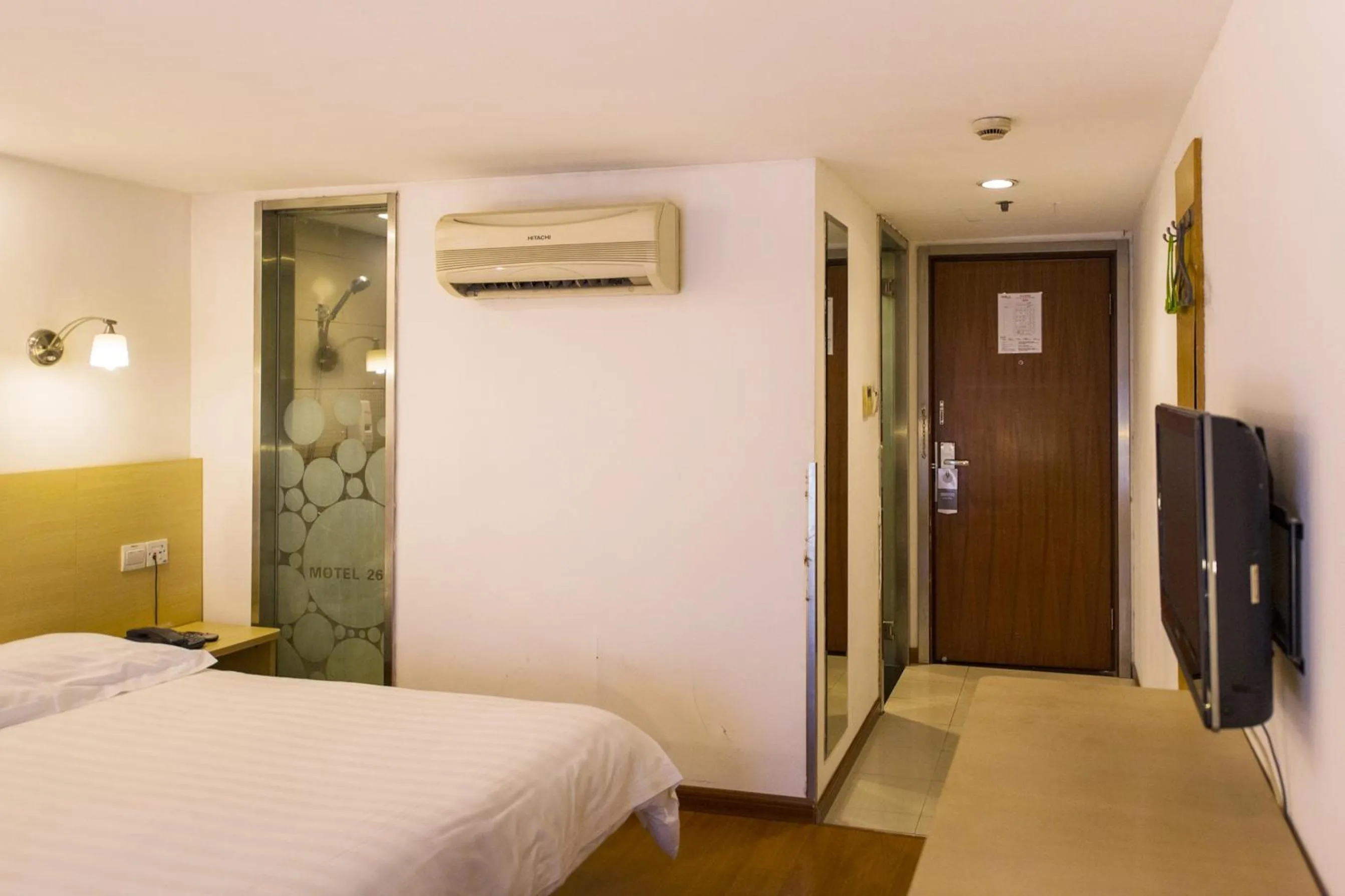 Photo of the whole room, Bed in Motel Shanghai Pudong Lianyang New International Expo Centre