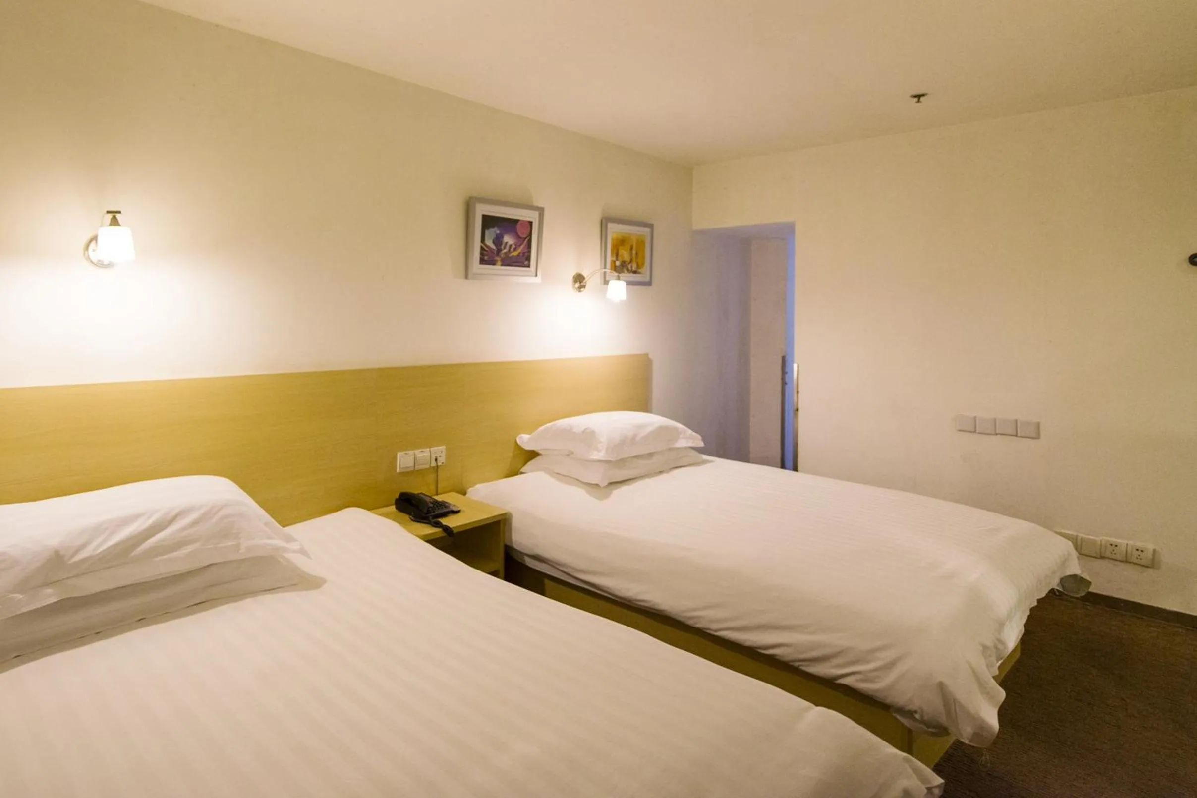 Photo of the whole room, Bed in Motel Shanghai Pudong Lianyang New International Expo Centre