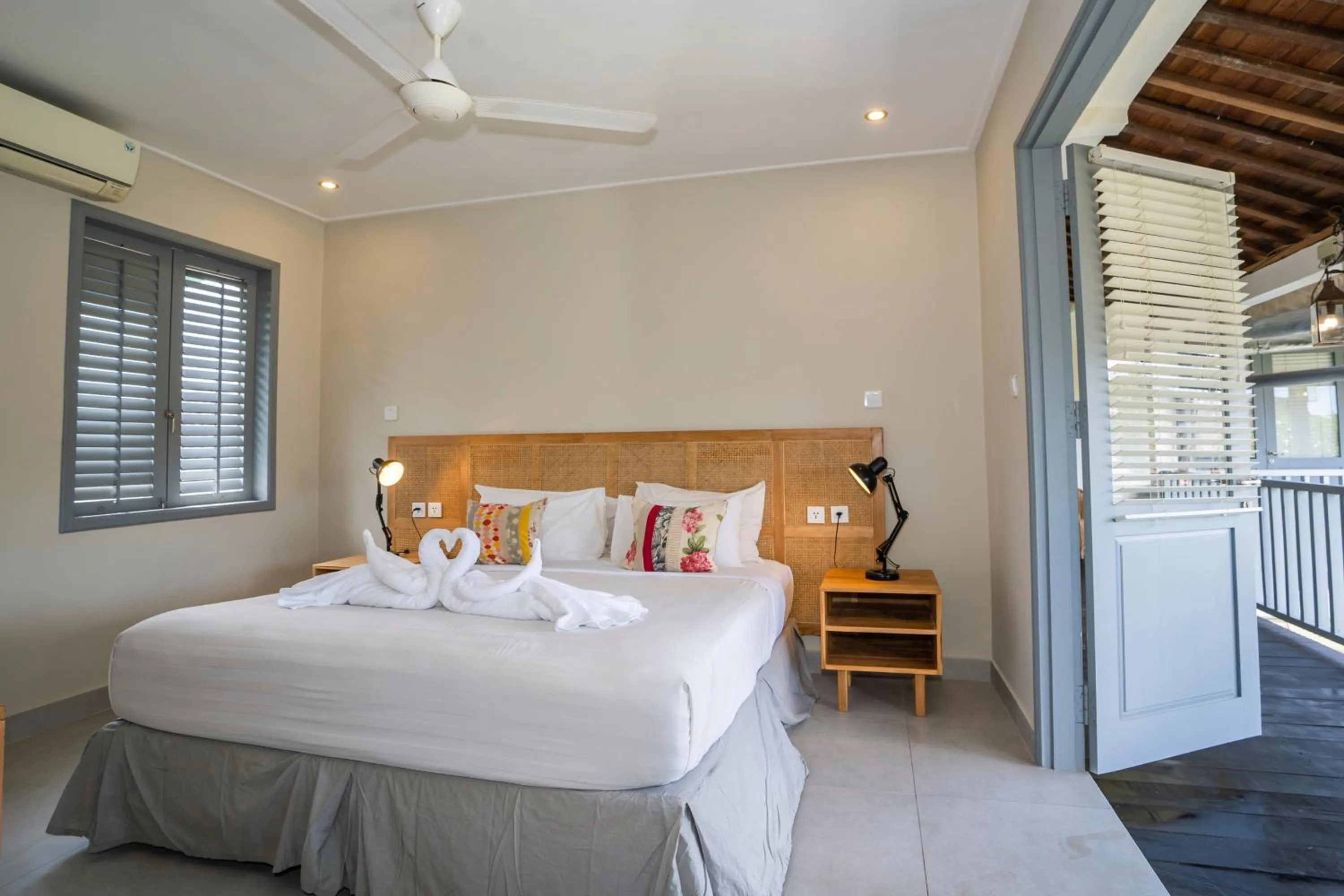 Property building, Bed in The Peacock Inn