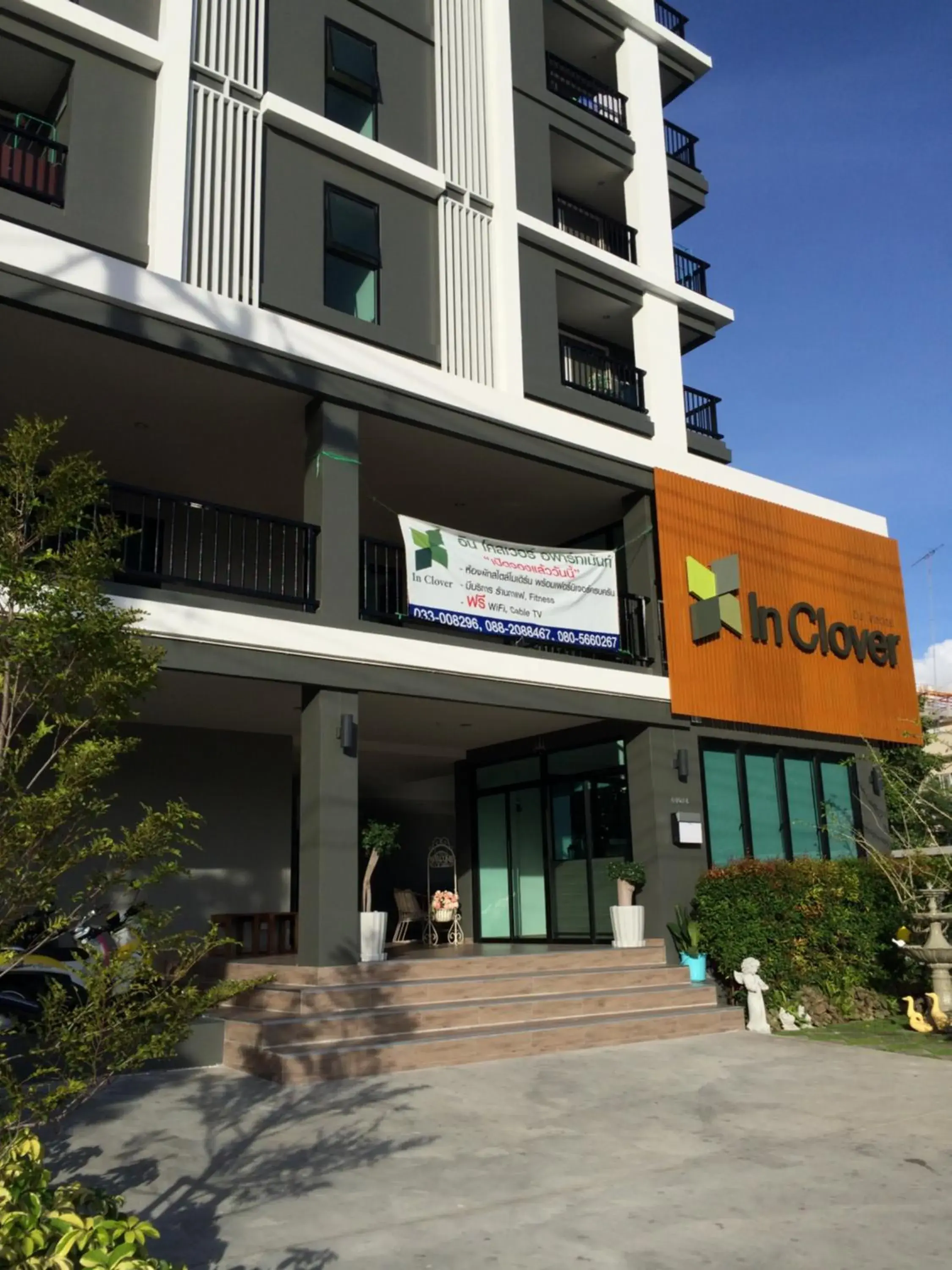 Facade/entrance in In Clover Facade/entrance in In Clover