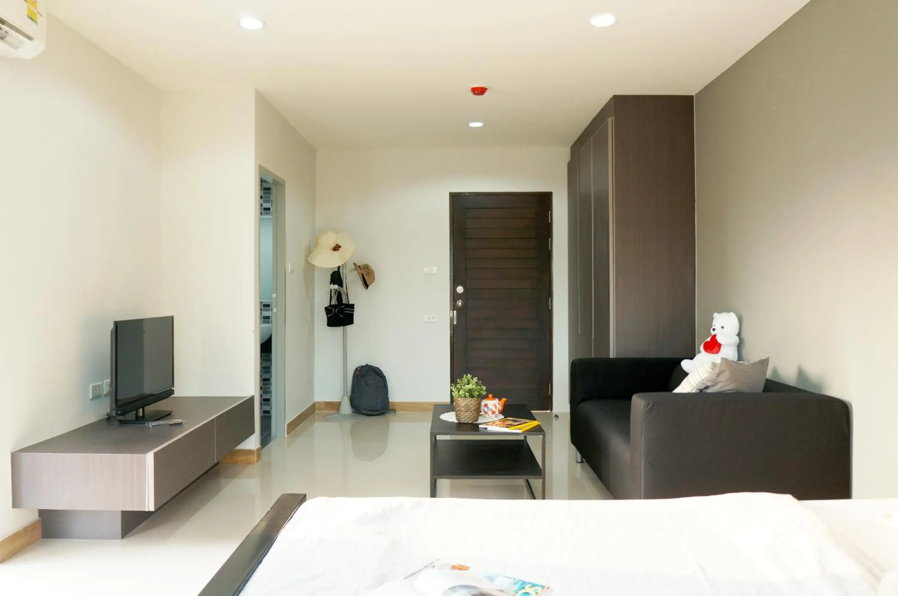 Photo of the whole room, Bed in In Clover Photo of the whole room, Bed in In Clover