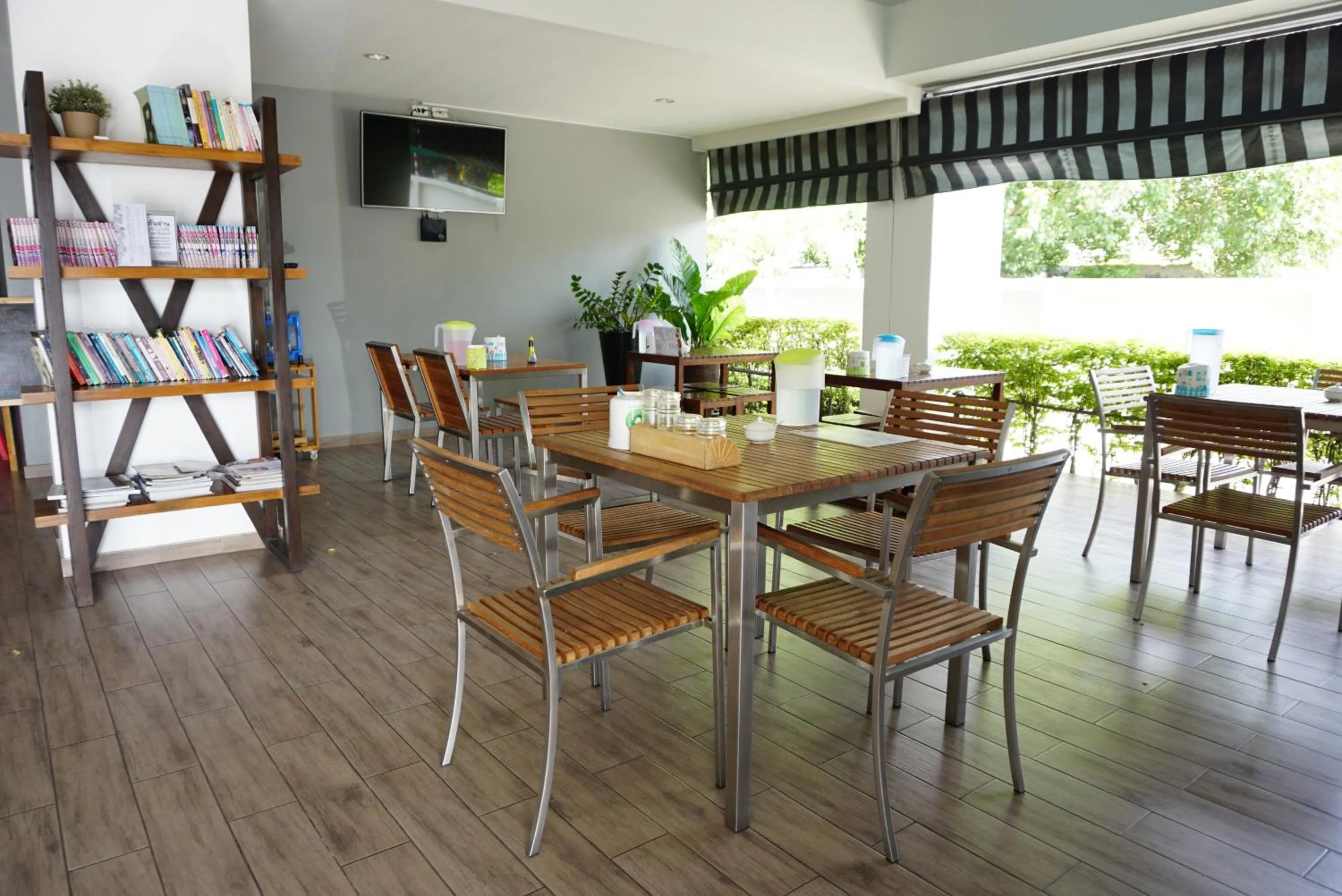 Restaurant/places to eat in In Clover