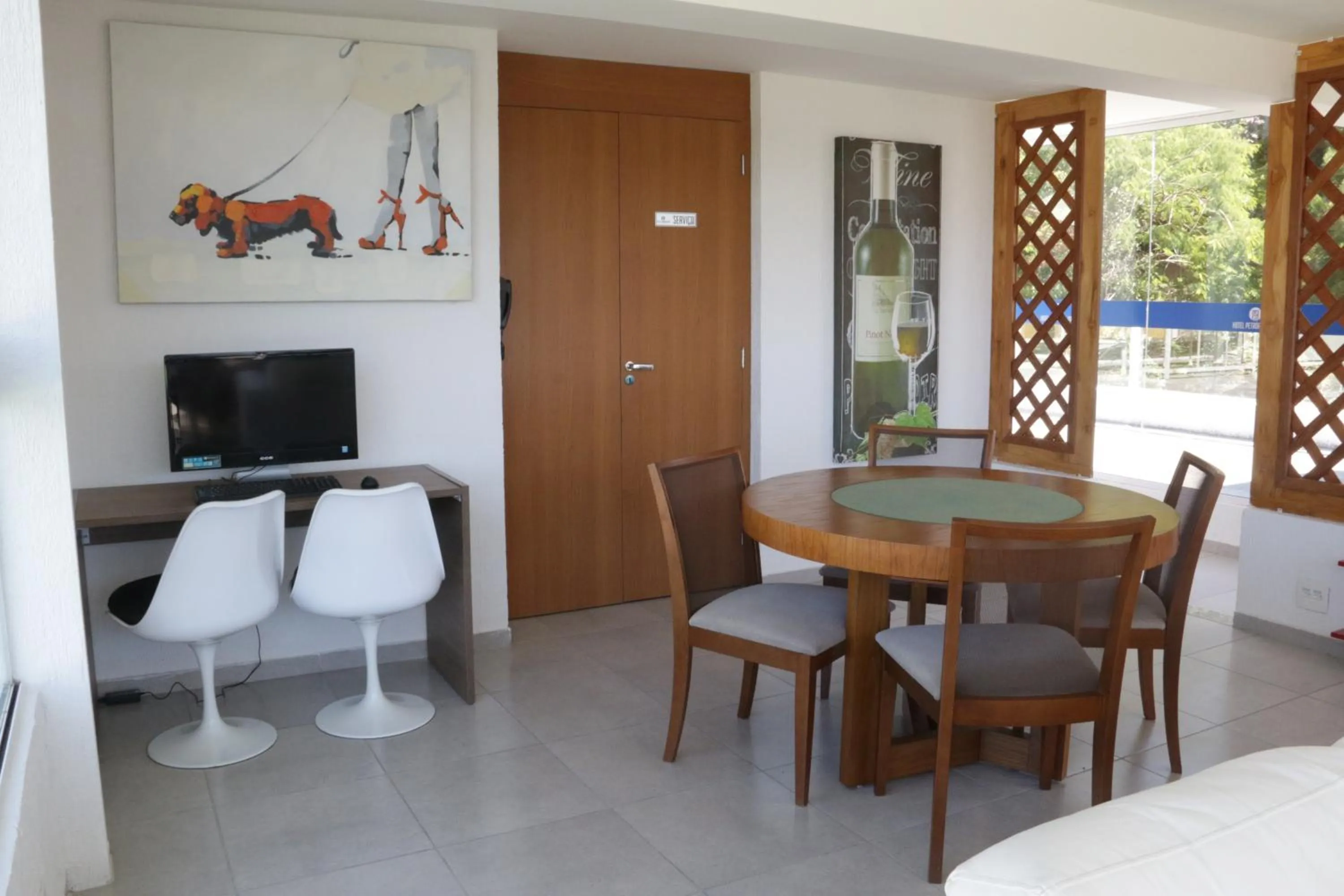 Communal lounge/ TV room in Hotel Petropolis Inn