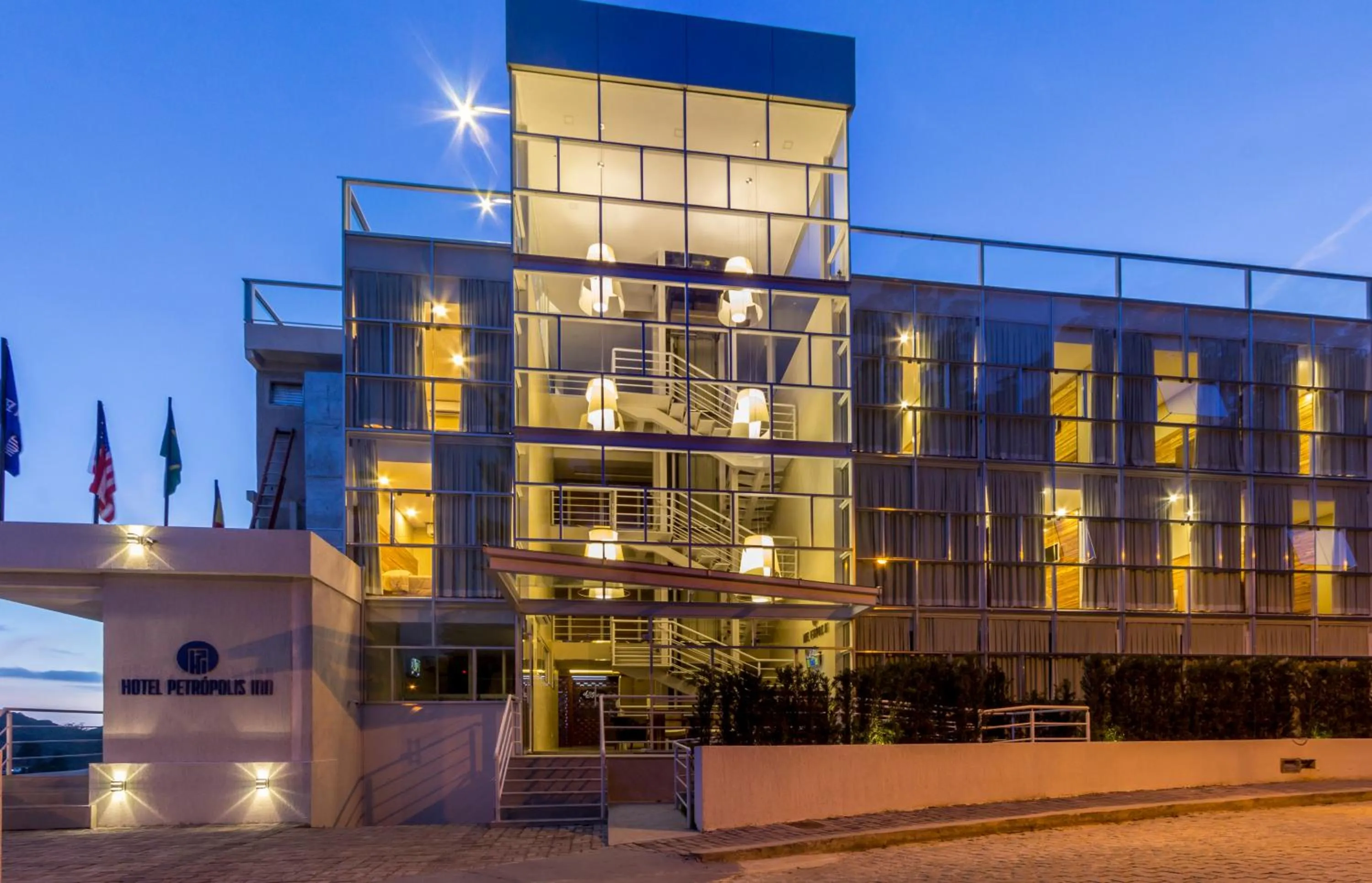 Property building in Hotel Petropolis Inn