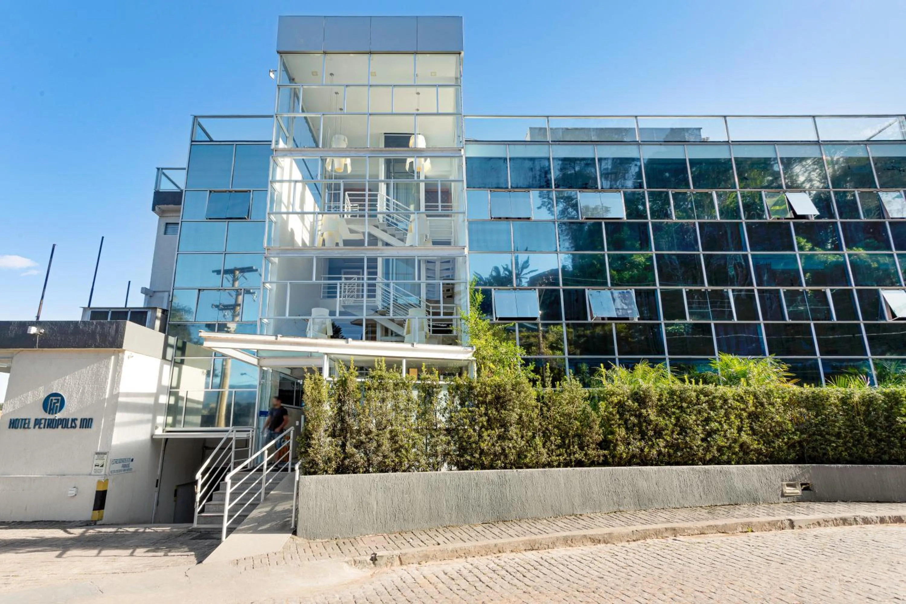 Property building in Hotel Petropolis Inn
