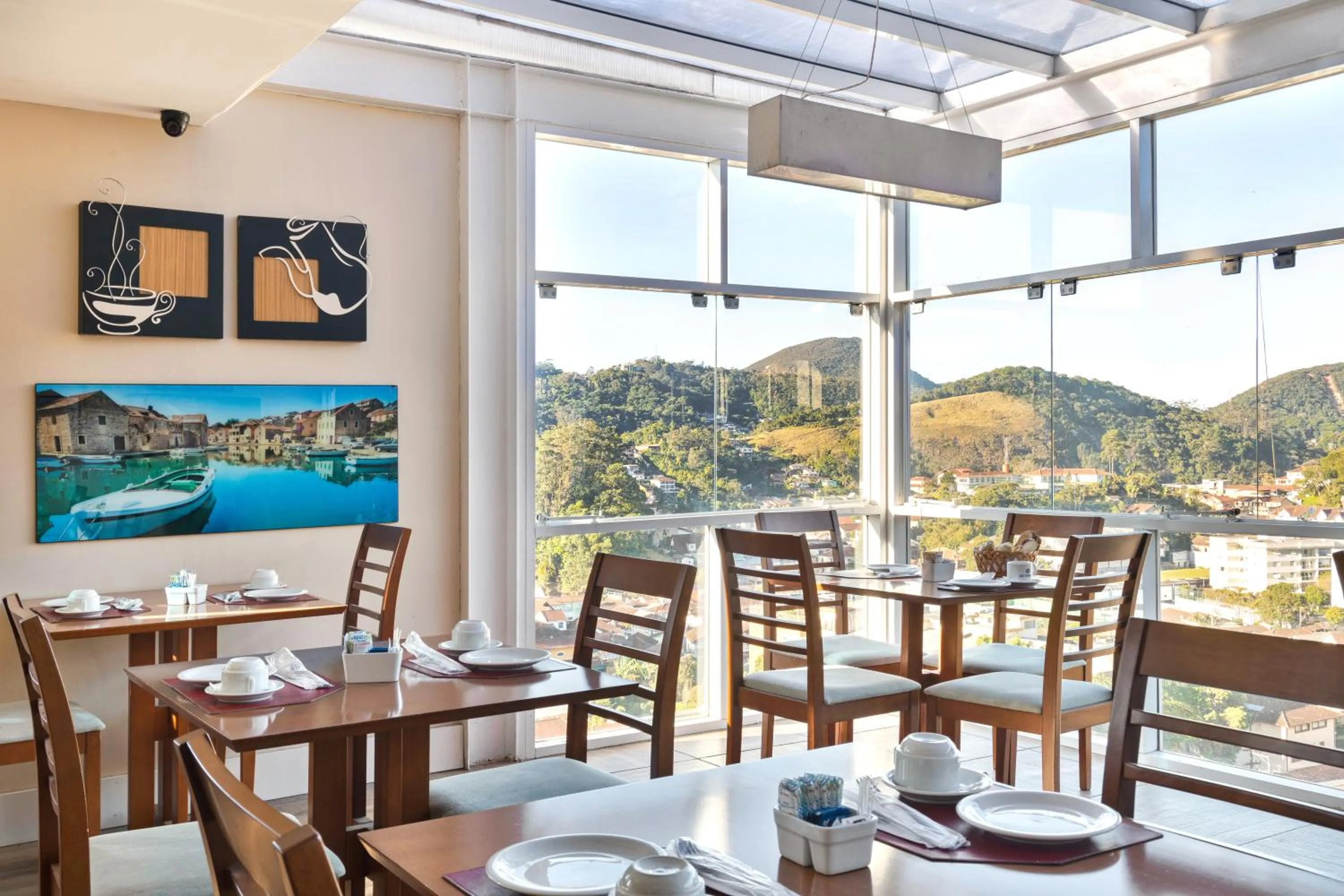 Restaurant/places to eat in Hotel Petropolis Inn