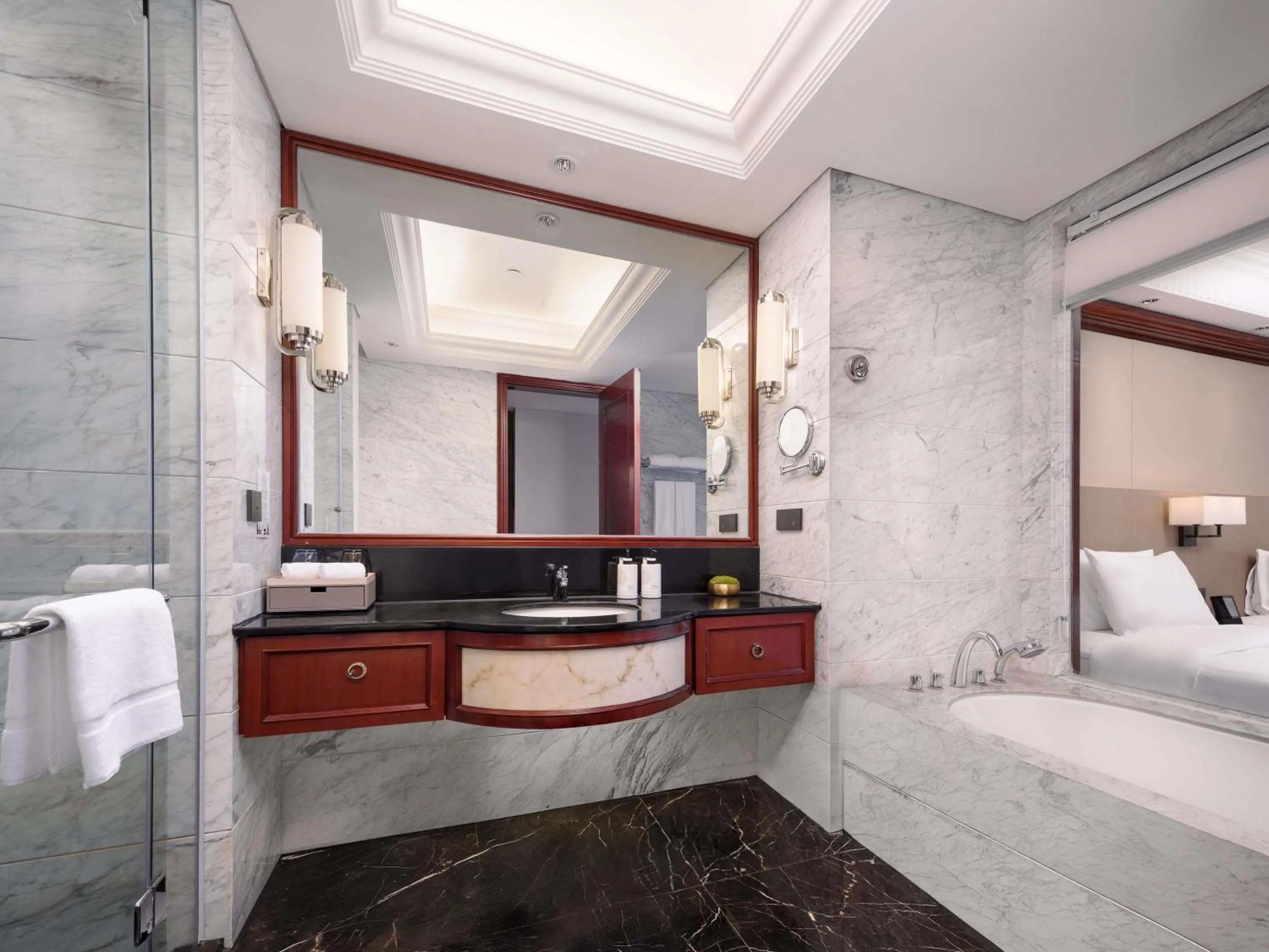 Classic Twin Room with City View in Grand Mercure Wuxi Huishan