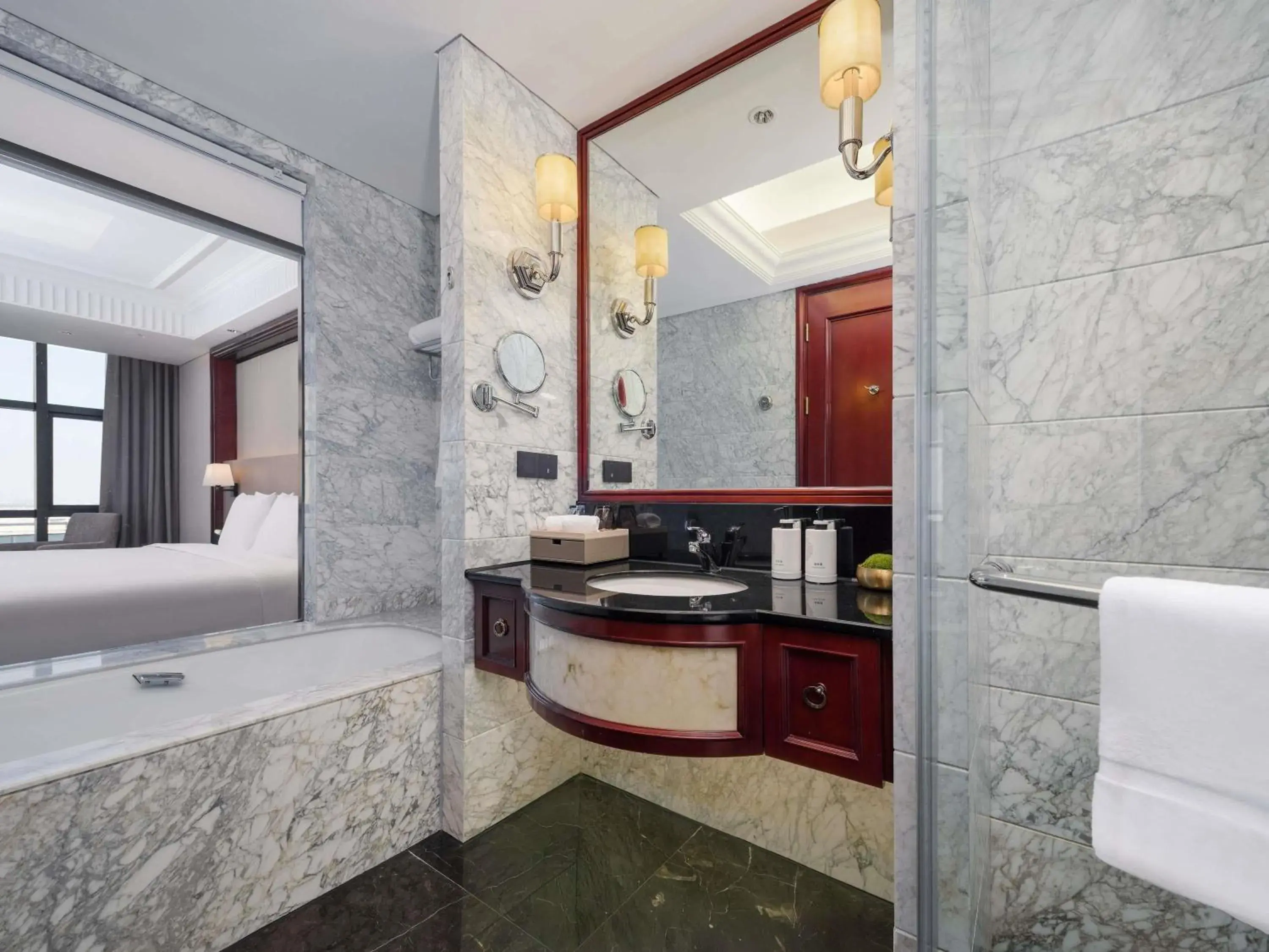 Classic King Room with City View in Grand Mercure Wuxi Huishan Classic King Room with City View in Grand Mercure Wuxi Huishan