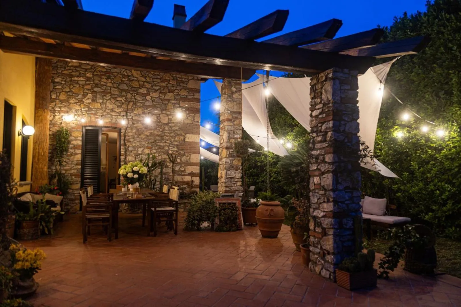 Patio in Pietra E Glicine B&B