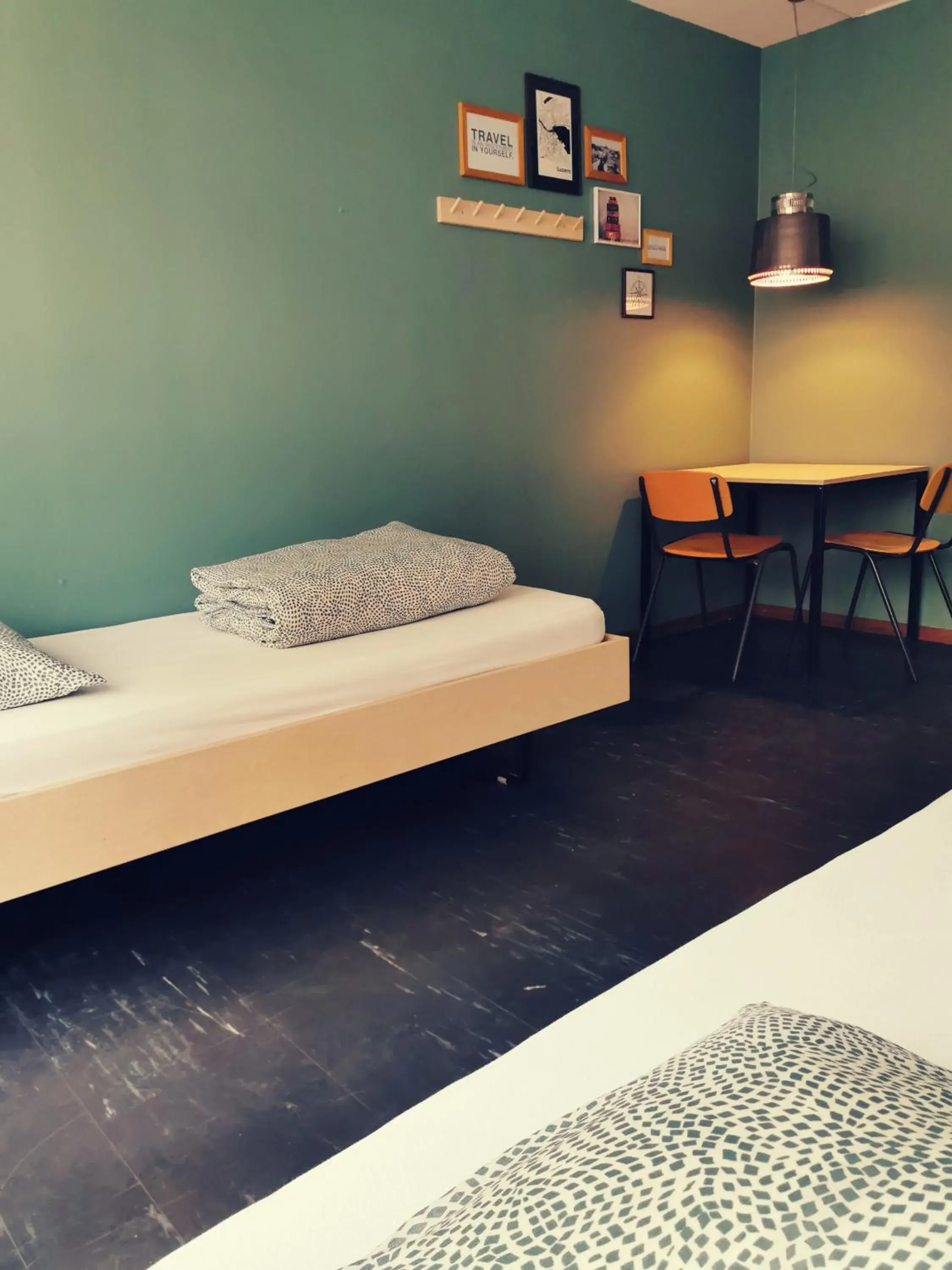 Budget Twin Room with Shared Bathroom in Backpackers Luzern Budget Twin Room with Shared Bathroom in Backpackers Luzern